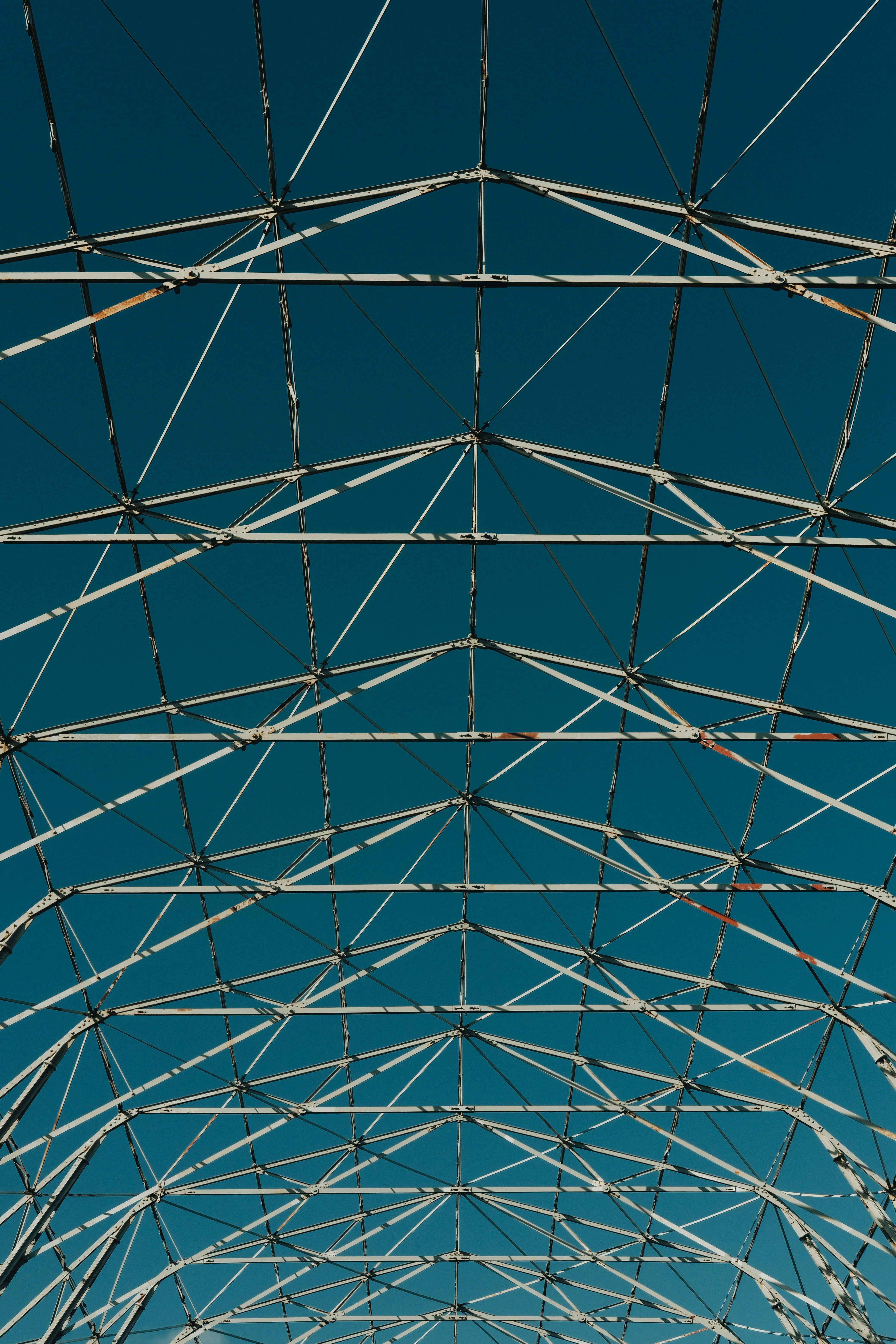 Geometrische Metallstruktur vor klarem blauen Himmel