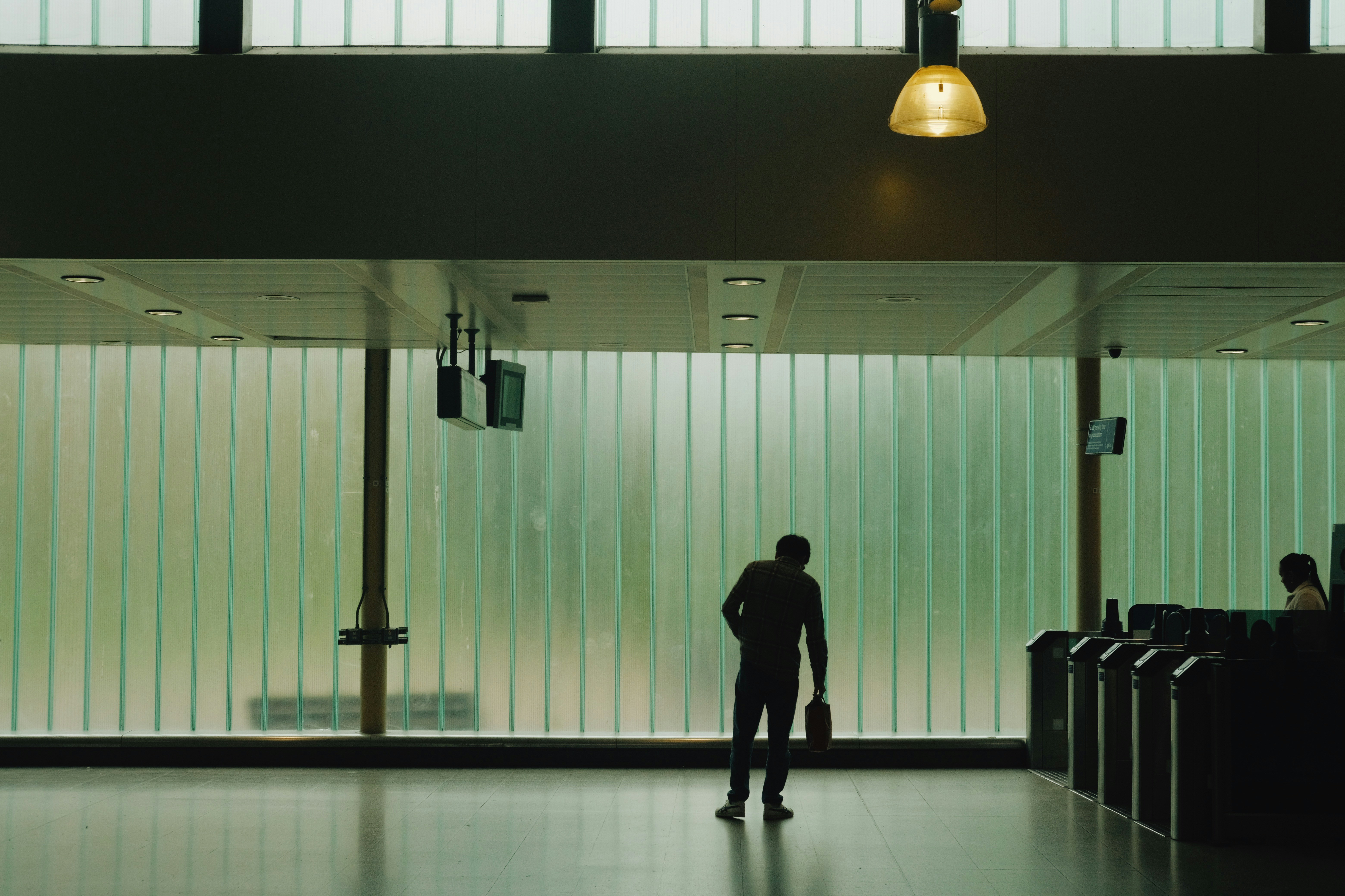 Mann mit Tasche läuft in moderner Transitstation