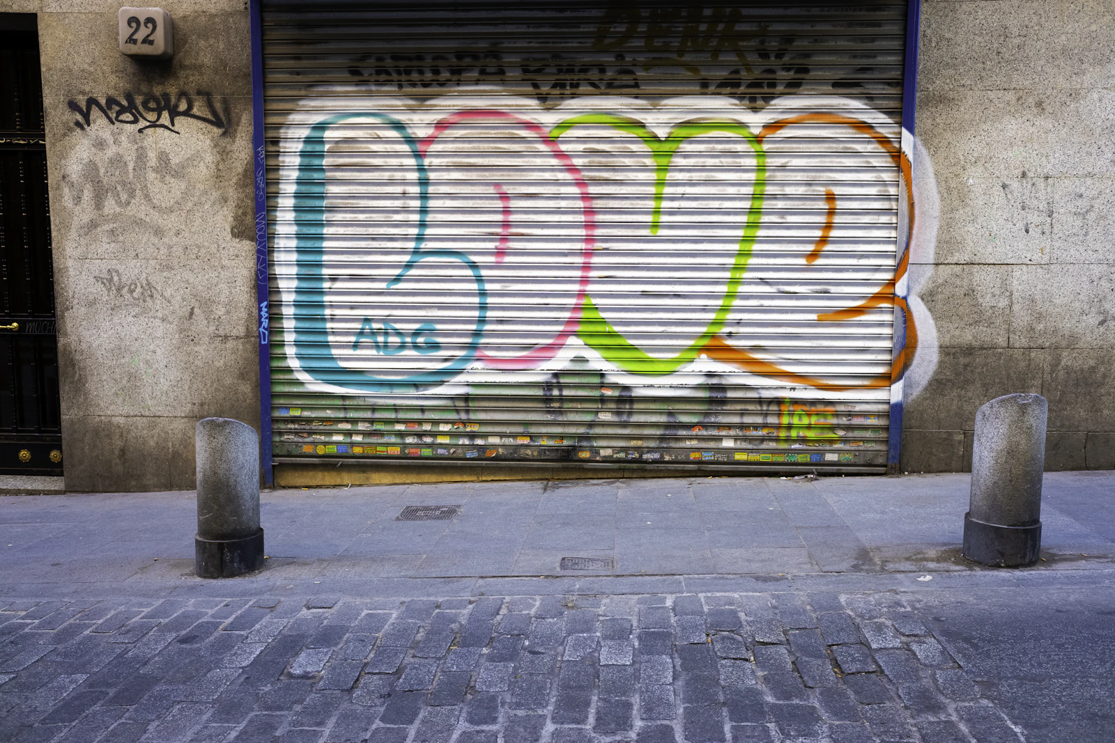 Graffiti sur un rideau métallique de devanture commerciale