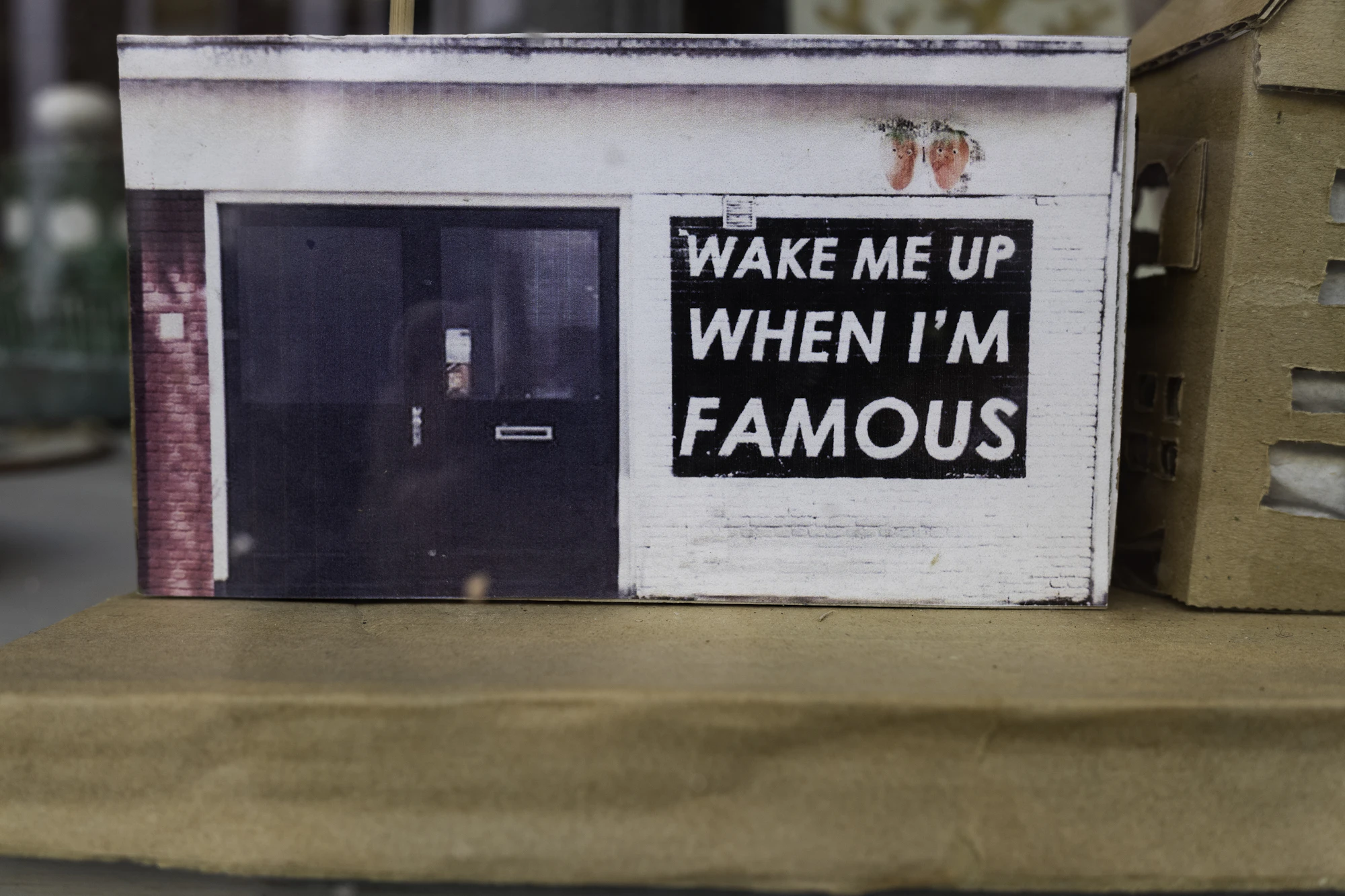 Adesivo numa fachada de Nova York com a frase wake me up when I’m famous. Foto: New York Said / Unsplash