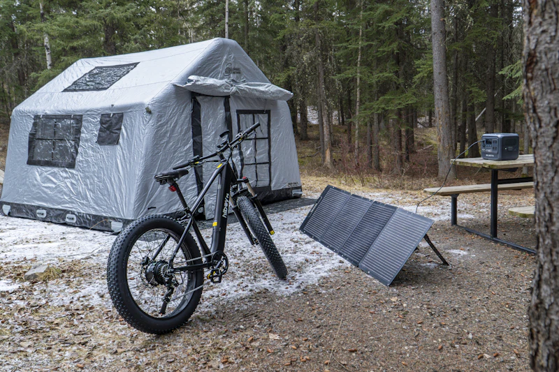 キャンプ場のテントと自転車とソーラーパネル
