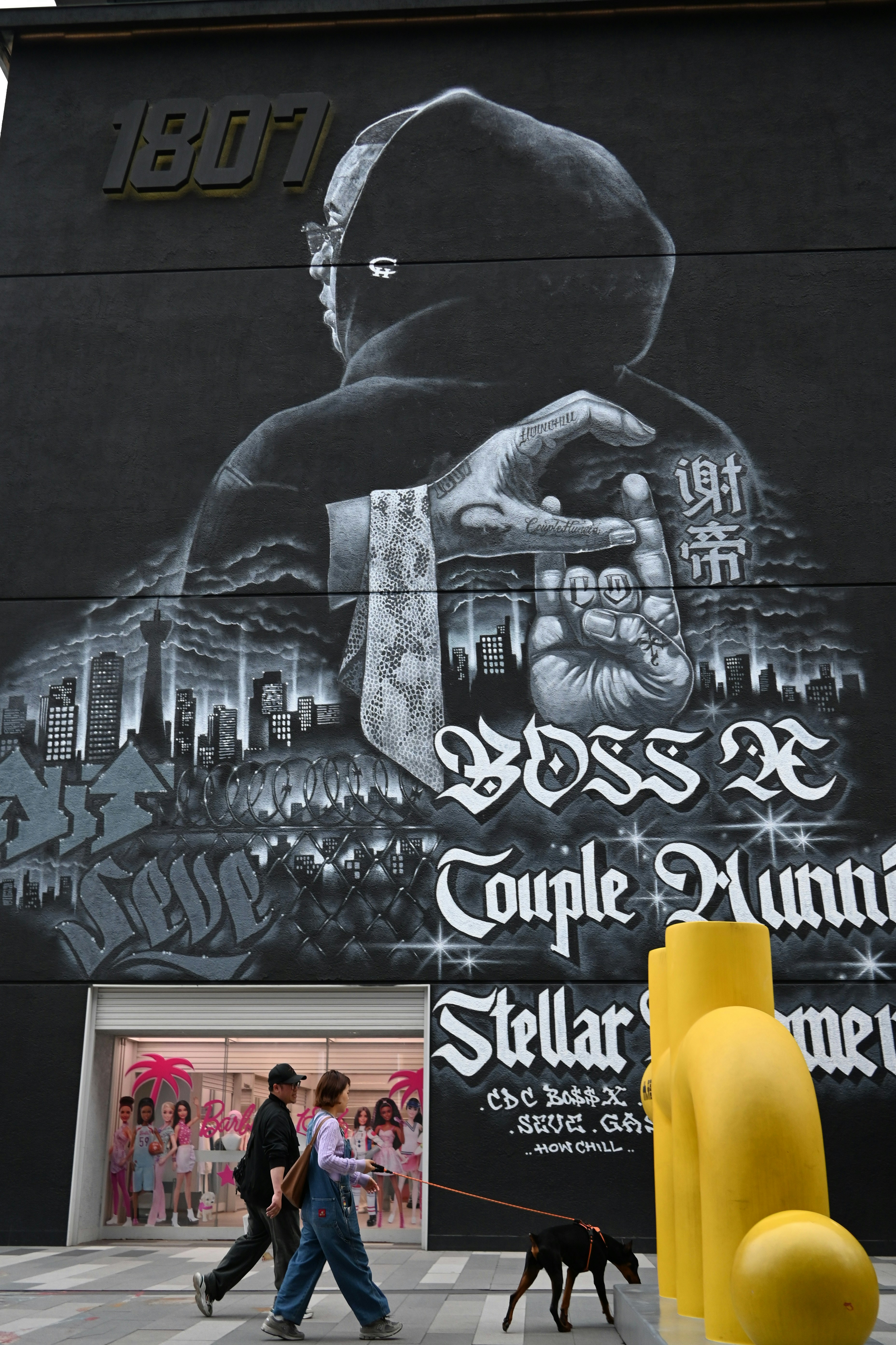 Mural de una persona con el perfil de la ciudad y texto.