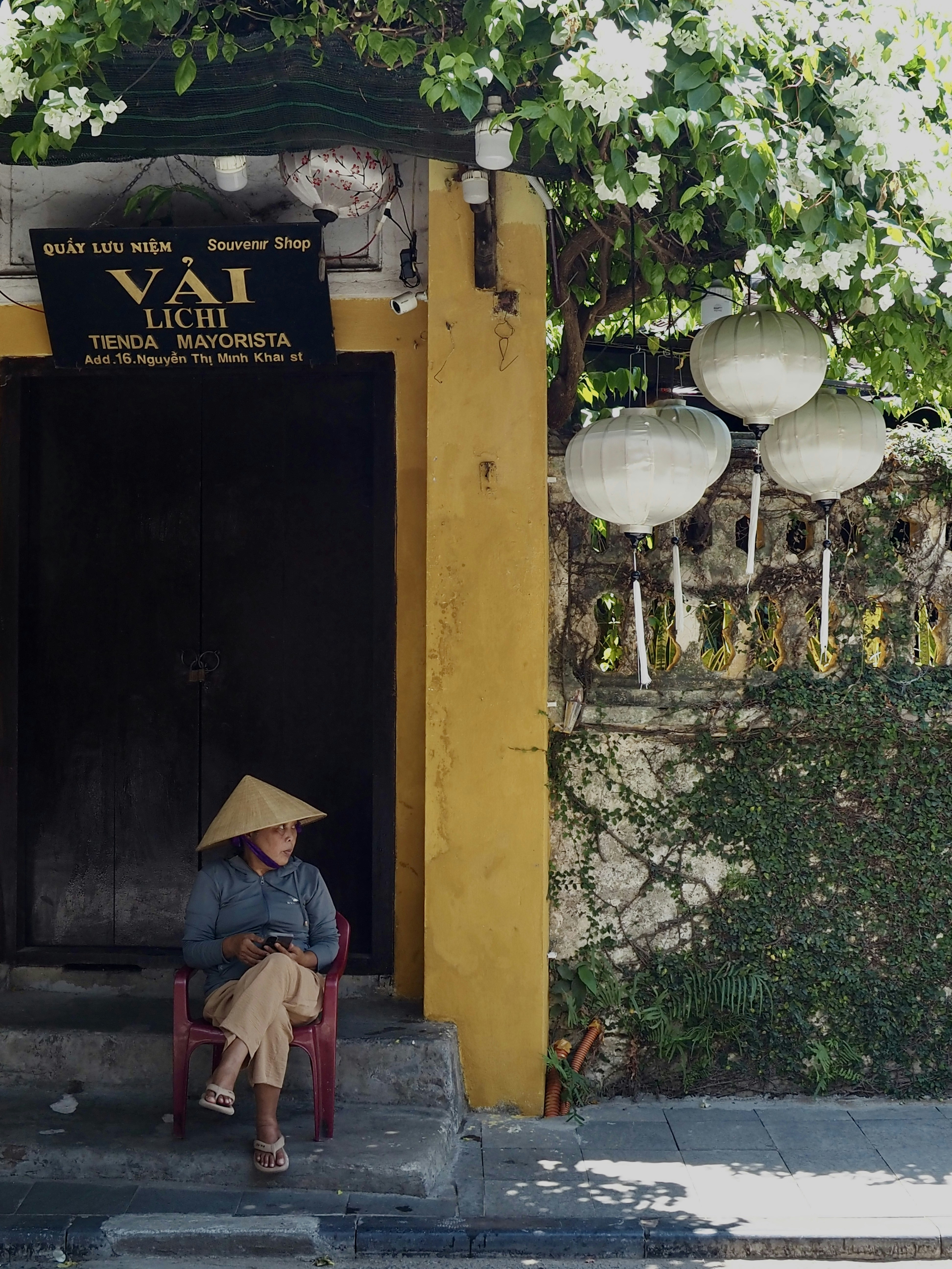 Is it safe to exchange money at gold shops in Vietnam?