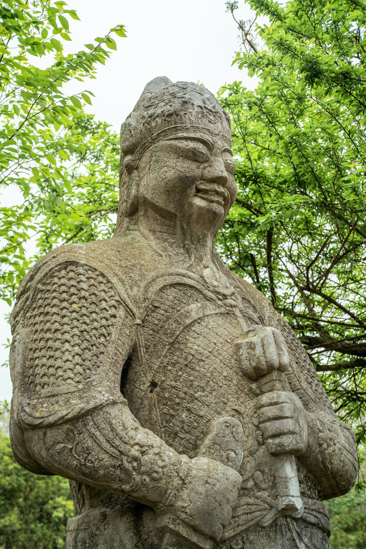 剣と鎧を身に着けた古代中国の石の戦士像