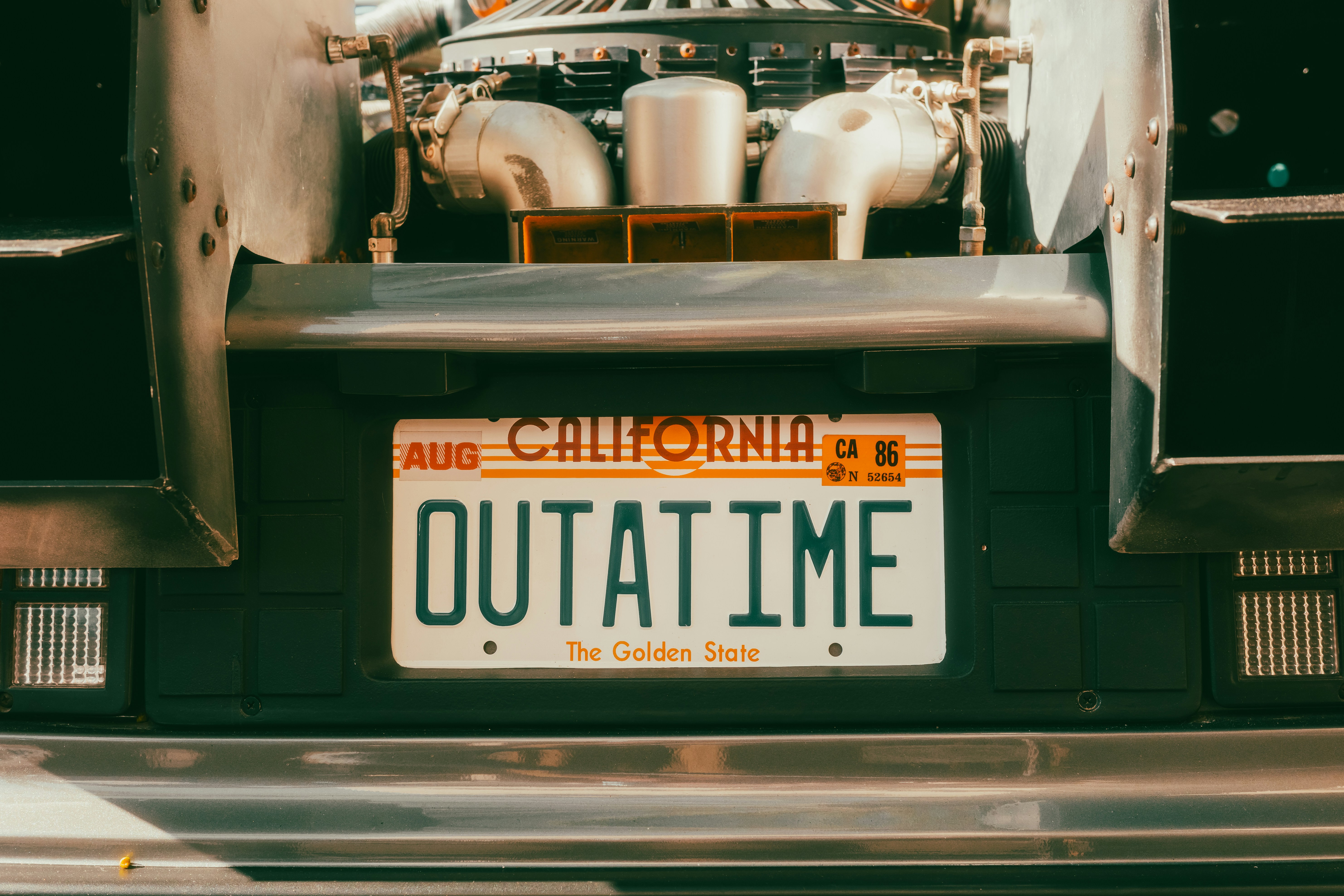 Das kalifornische Kennzeichen zeigt 'Outatime'.