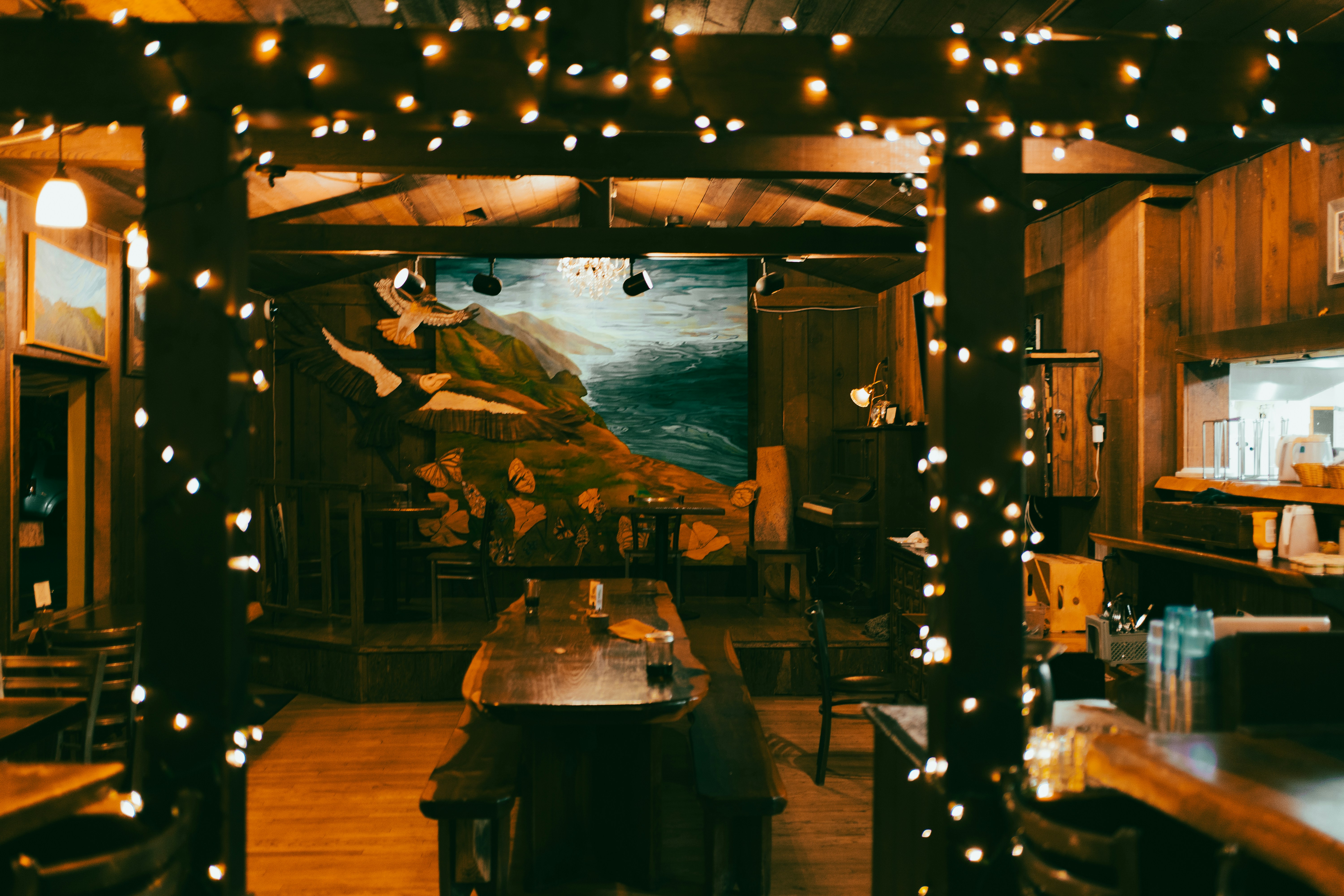 Gemütliches Restaurant-Interieur, dekoriert mit Lichterketten.