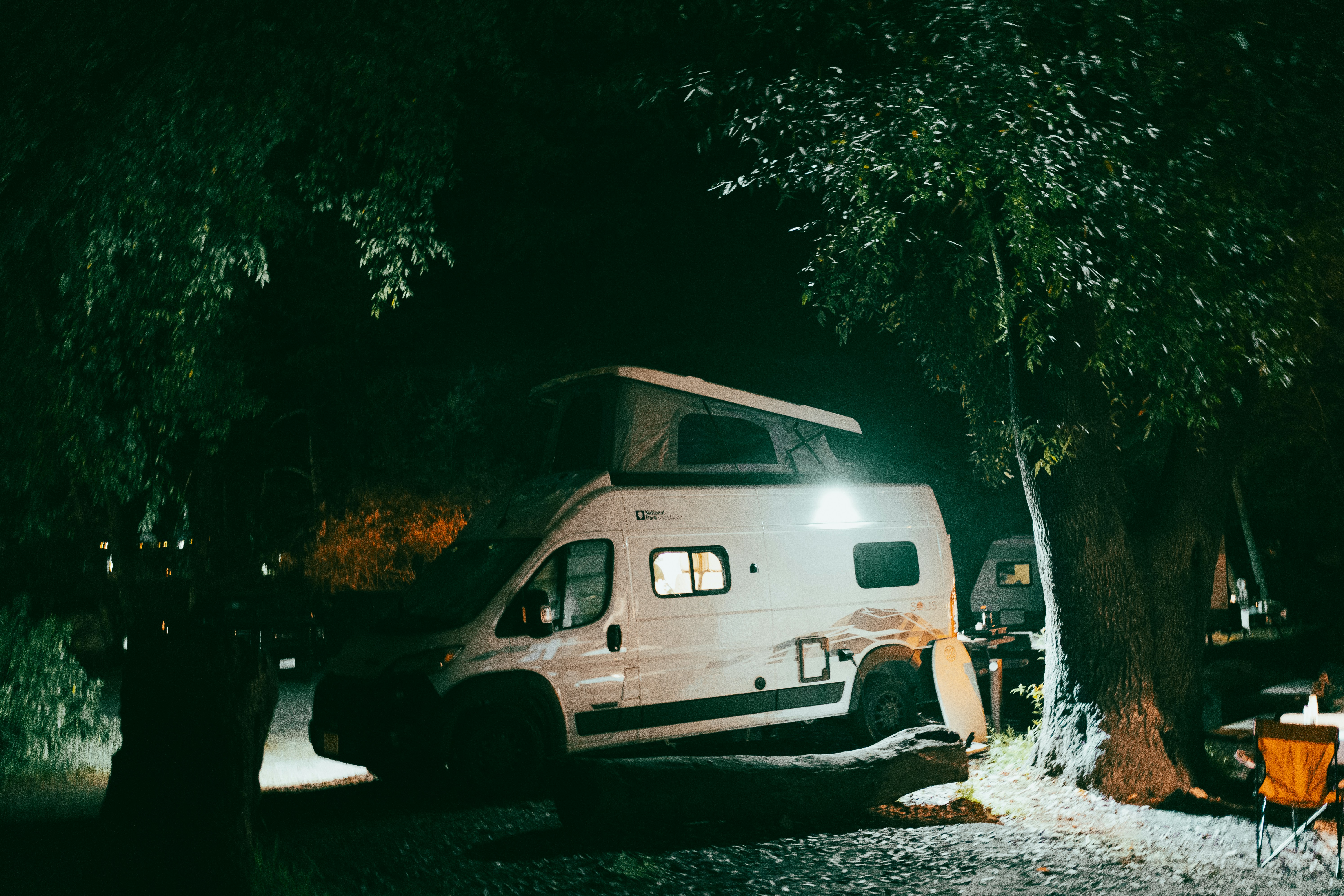 Wohnmobil nachts auf dem Campingplatz geparkt