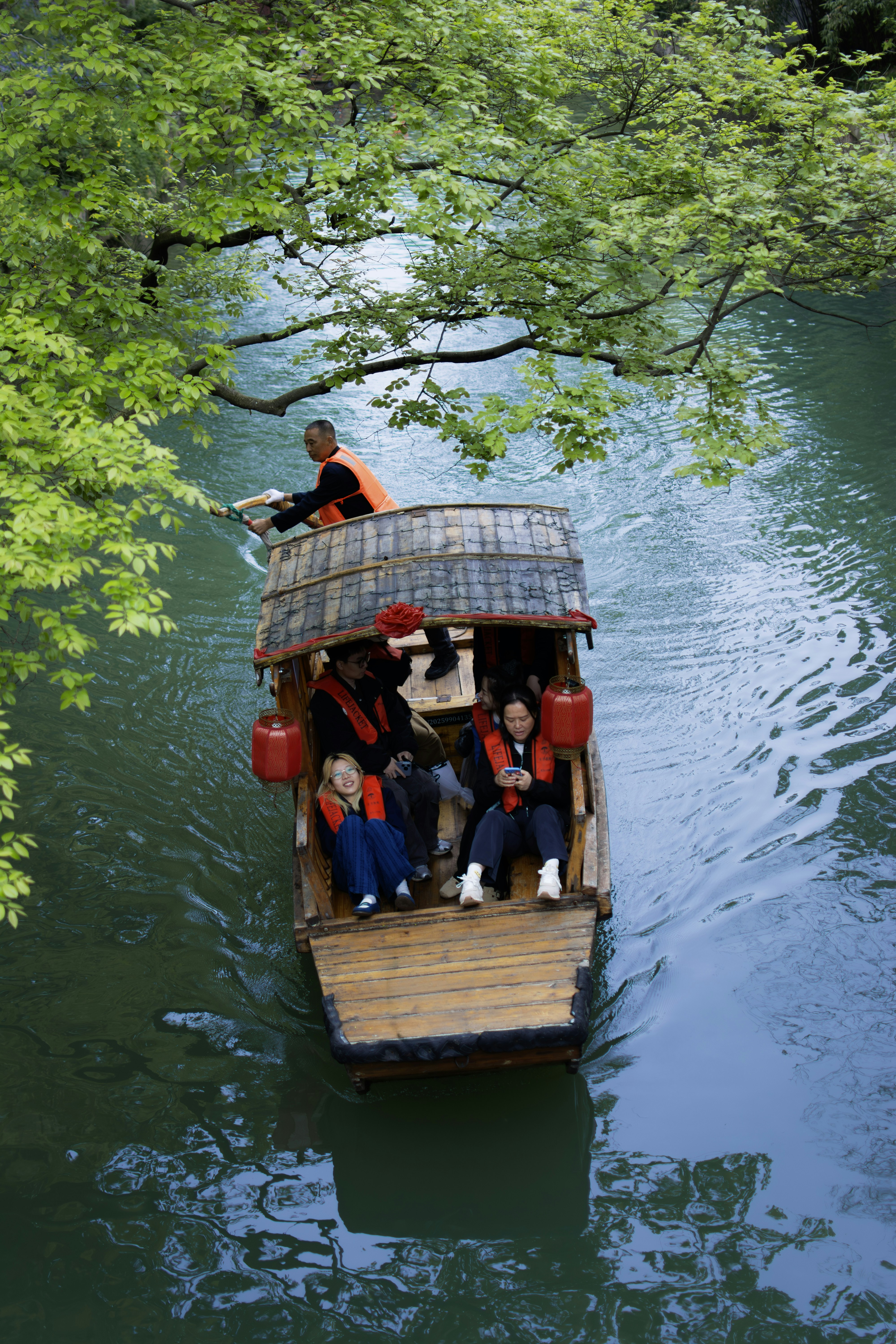 Des gens profitant d’une promenade en bateau sur une rivière pittoresque.