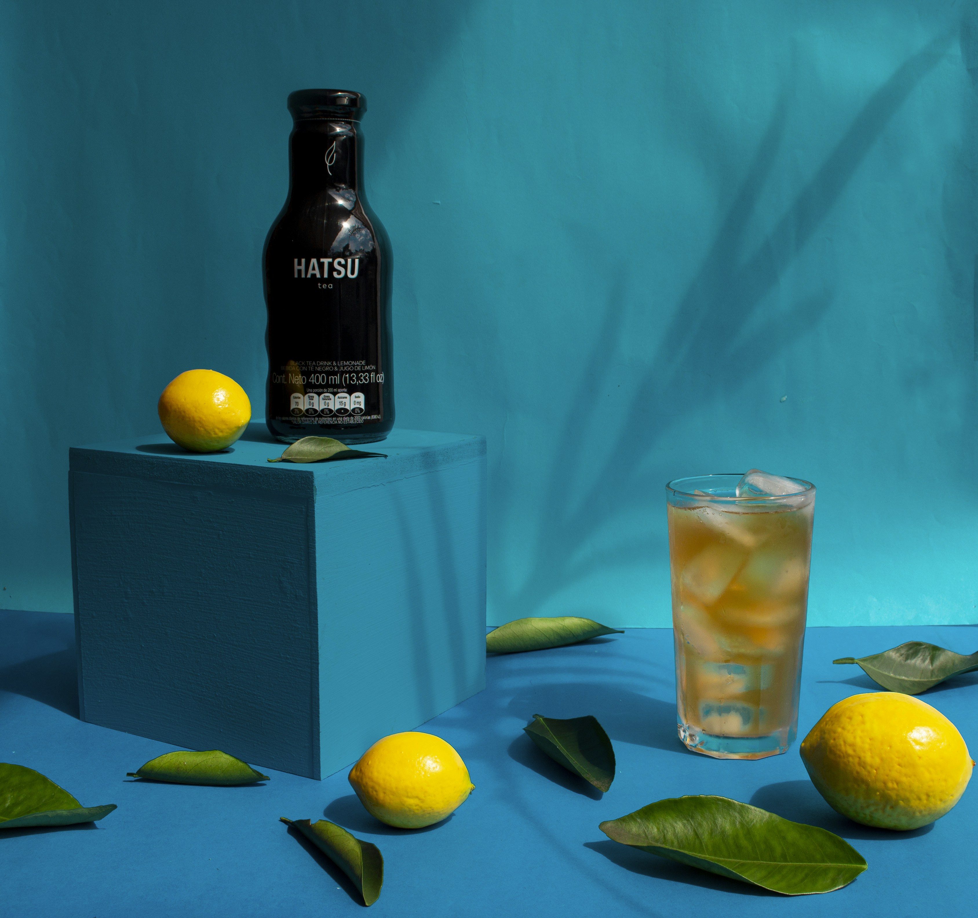 Una bottiglia di hatsu con limoni e tè freddo.