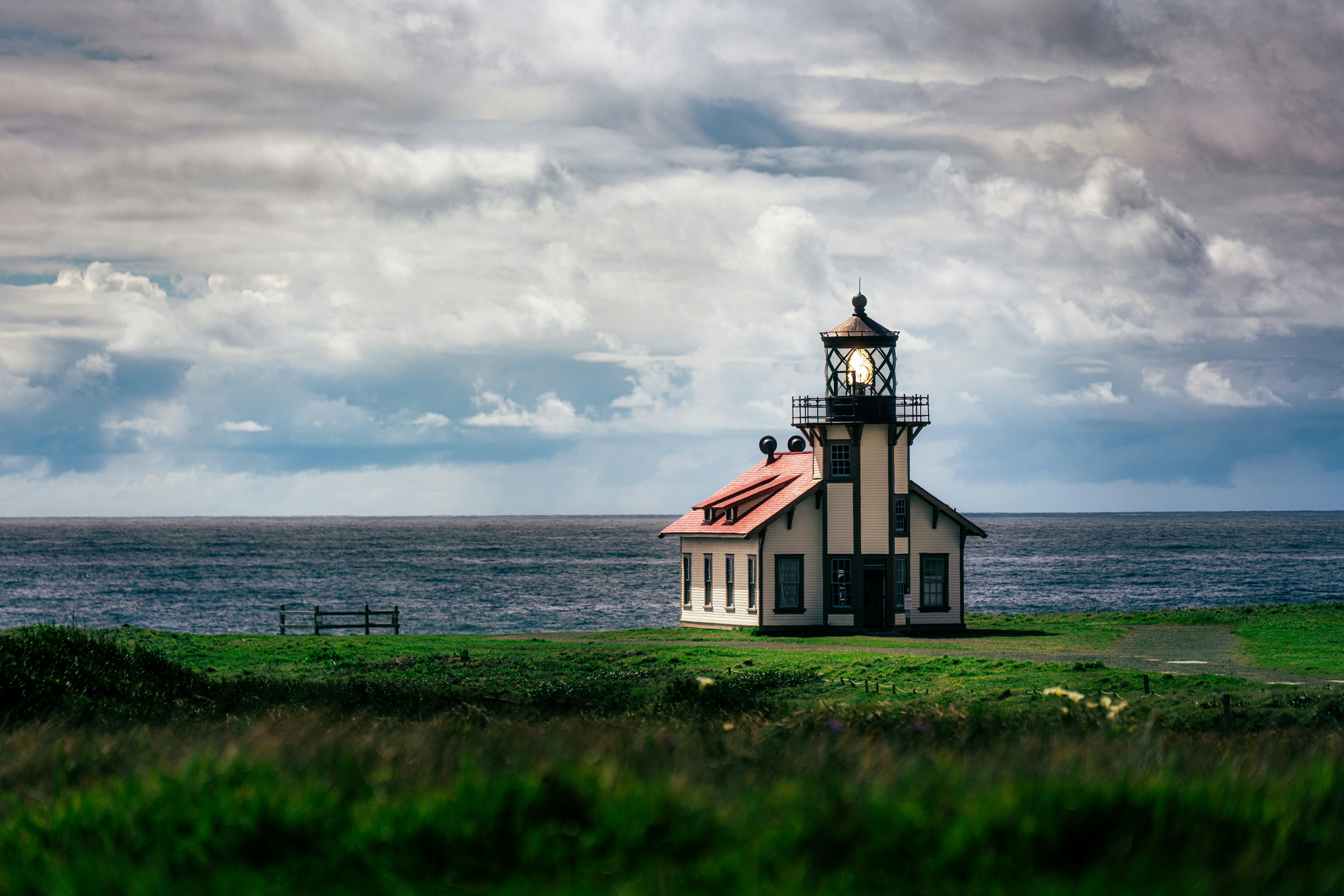 Faro sul mare sotto un cielo nuvoloso