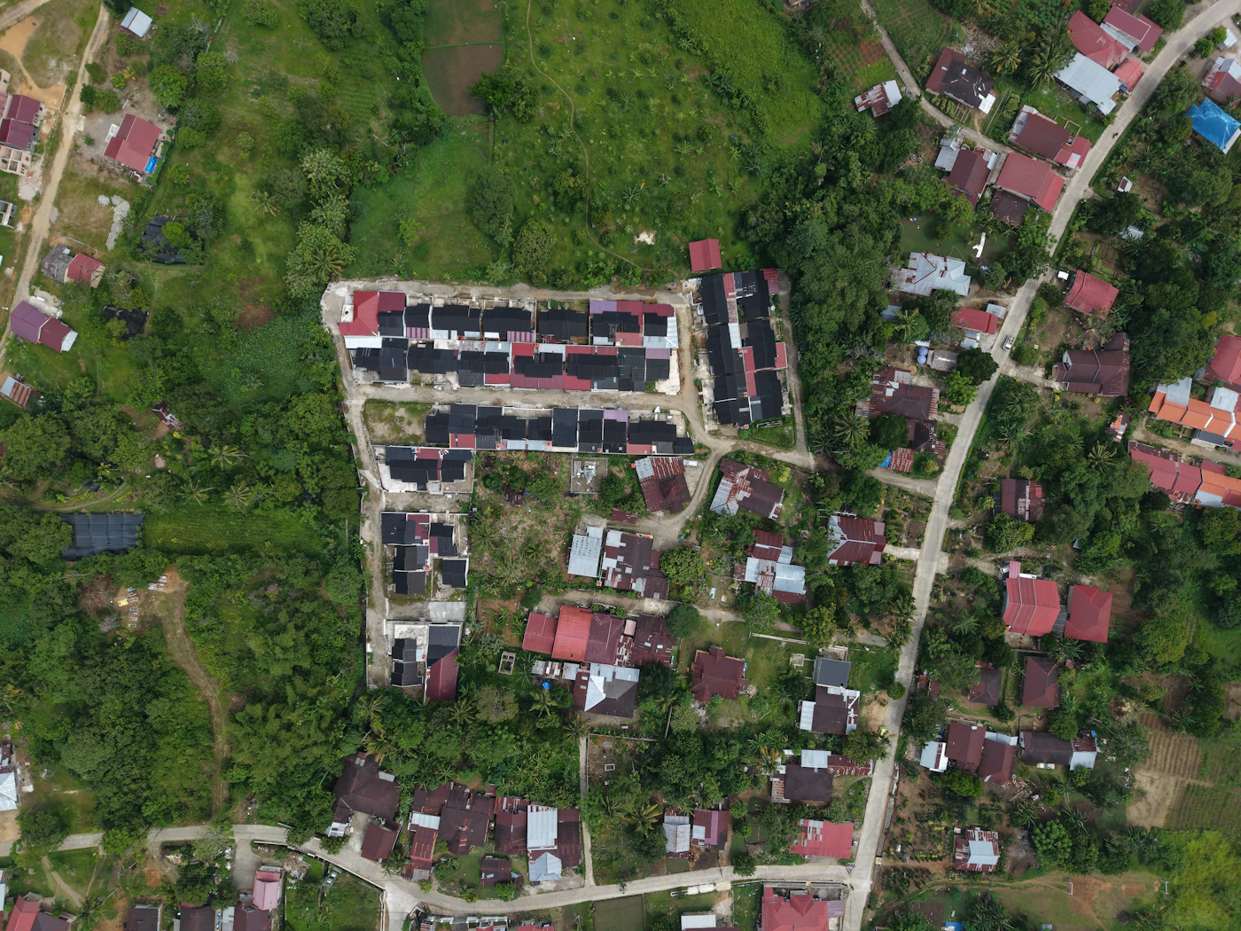 Bairro residencial cercado de área verde, vista aérea