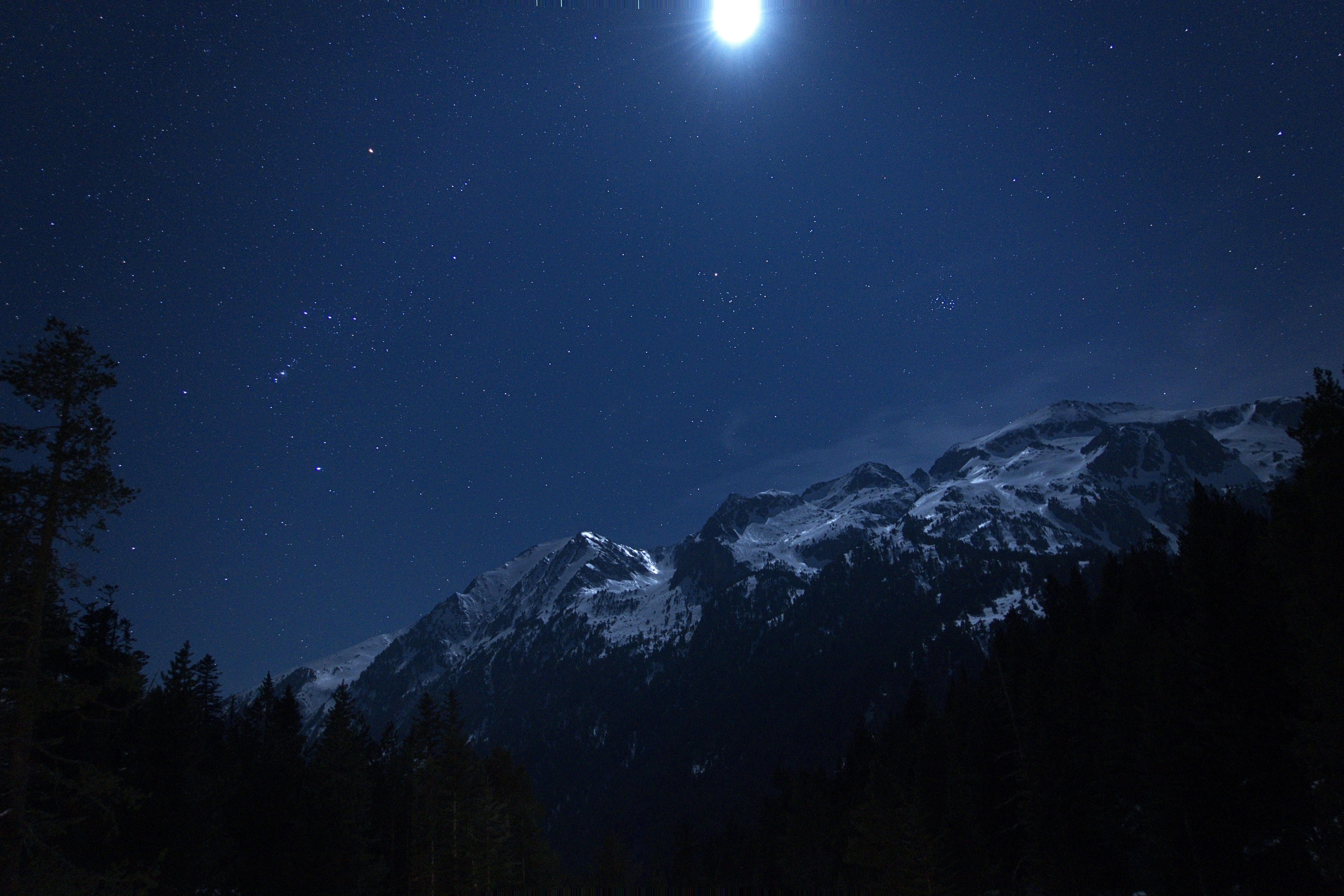 Schneebedeckte Berge unter einem sternenklaren Nachthimmel