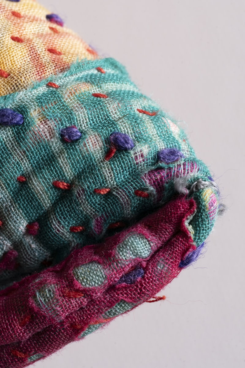Buntes Textil mit sichtbaren Nähten
