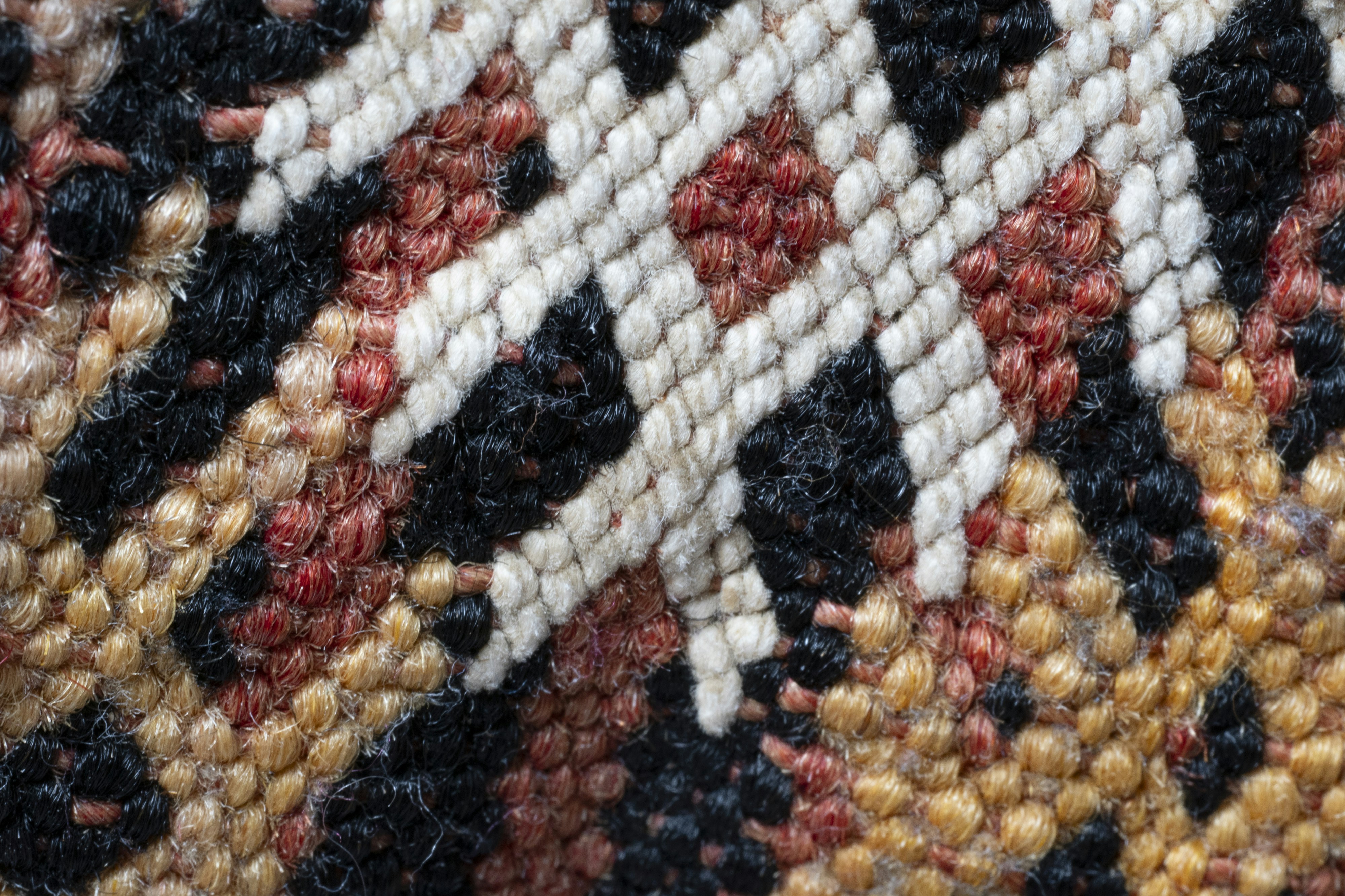 Primer plano de una tela tejida con un patrón de diamantes.