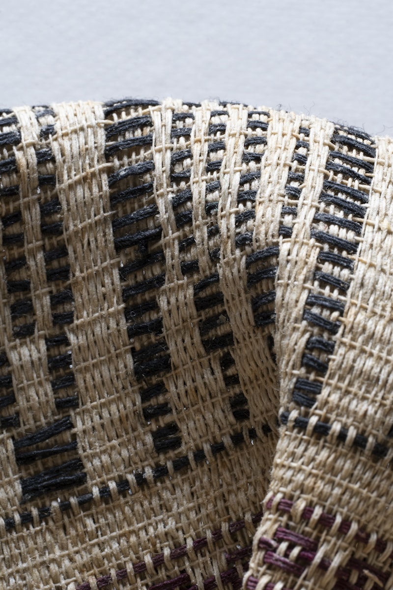 Gewebtes Textilmuster mit geometrischer Struktur