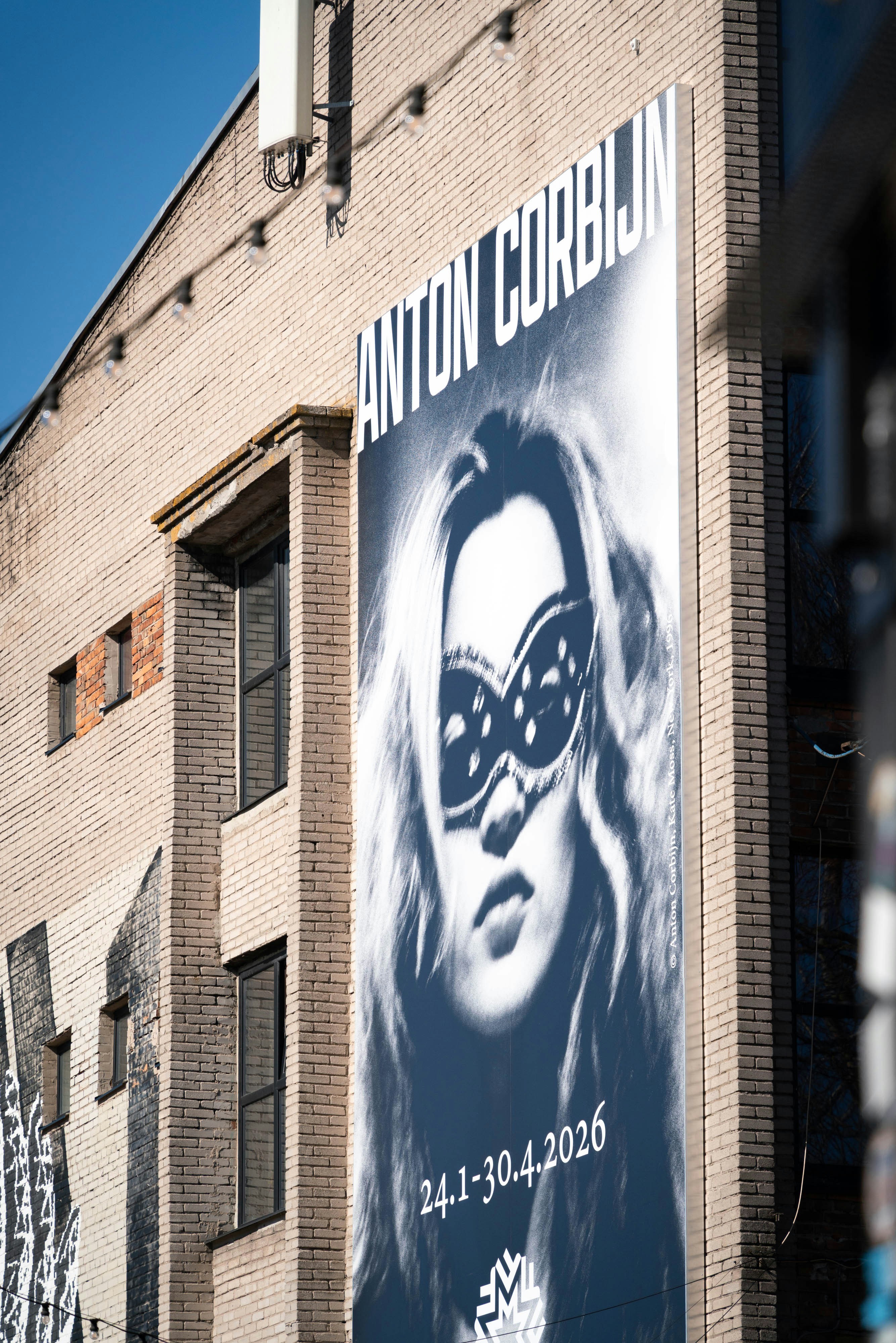 Cartelera con arte de Anton Corbijn mostrando el rostro de una mujer.