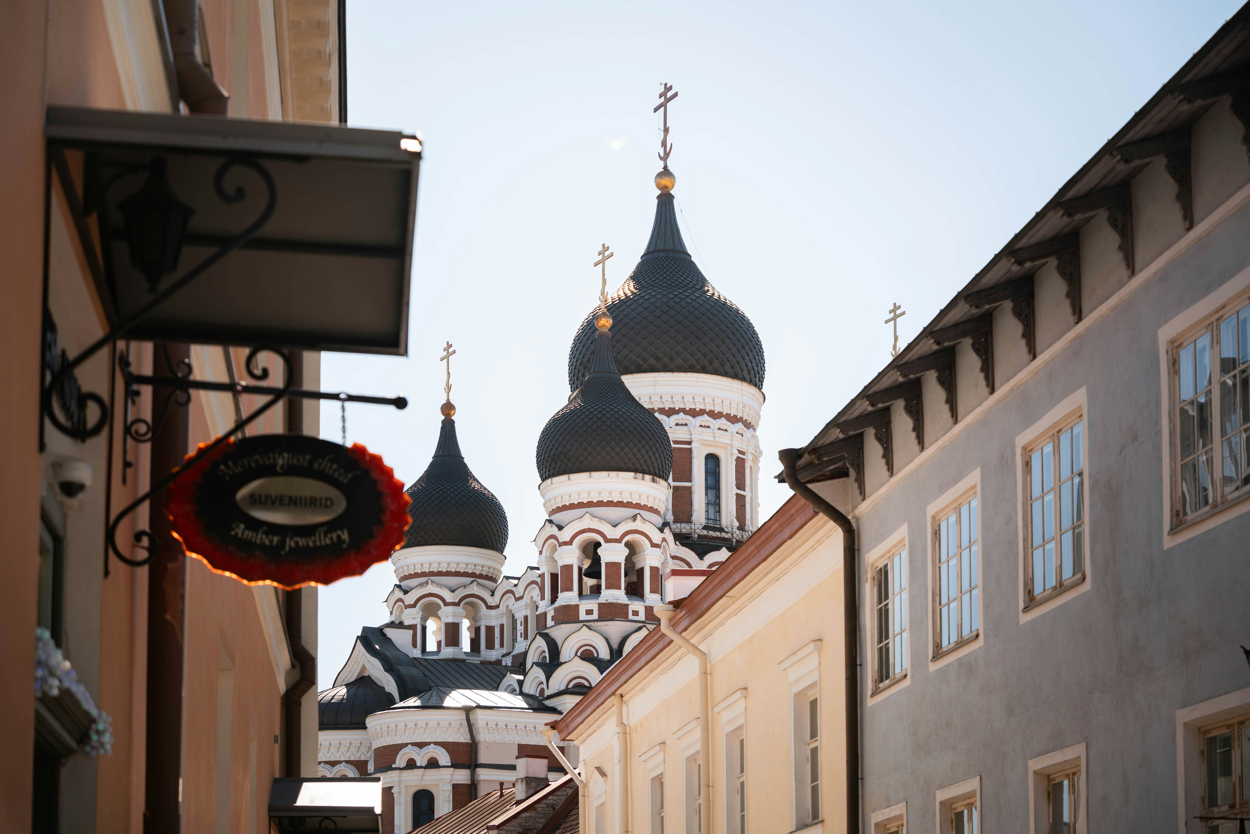Casco antiguo de Tallin con cúpulas de la catedral de Alejandro Nevski