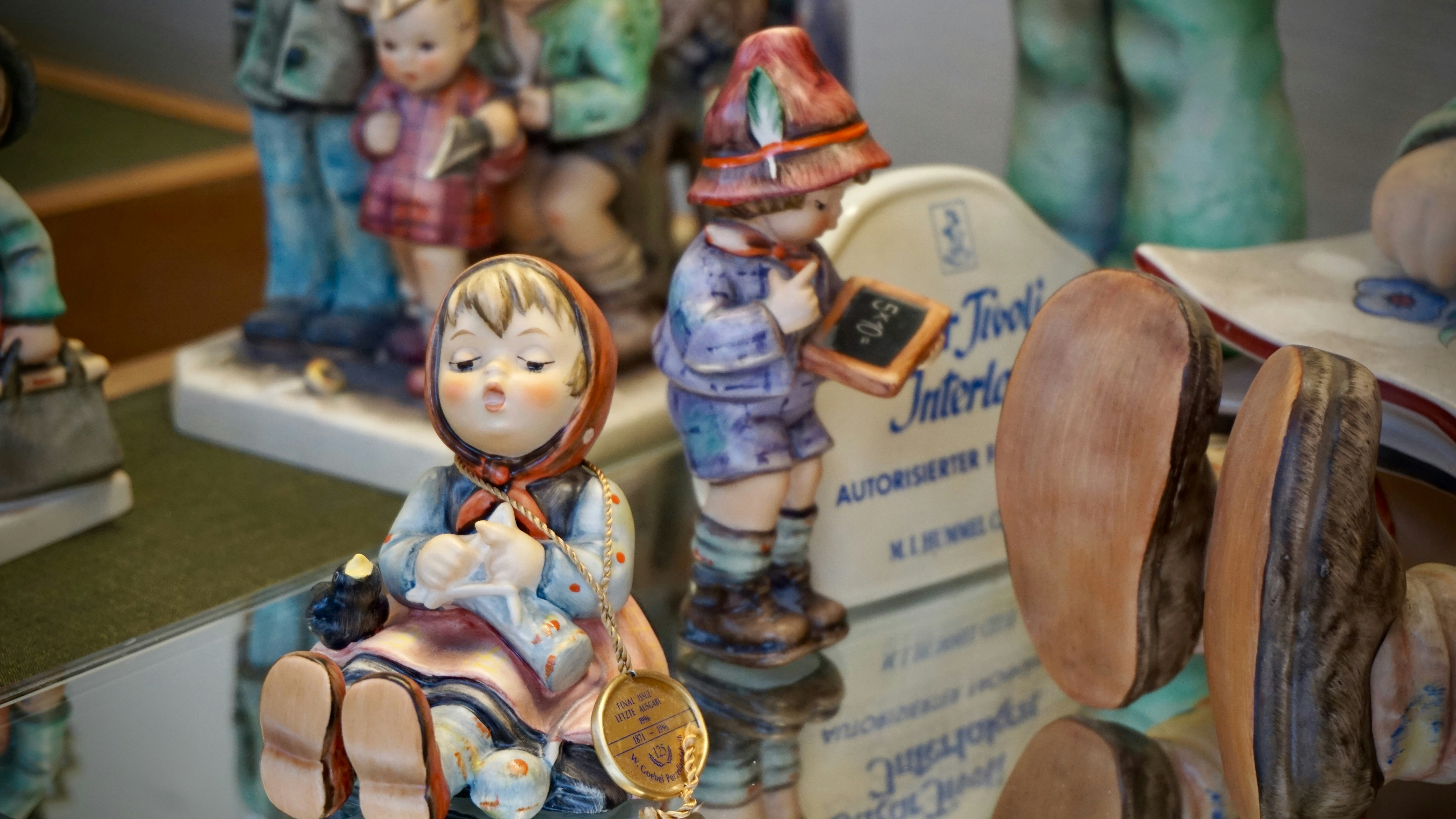 Des figurines d’enfants sur une surface réfléchissante.