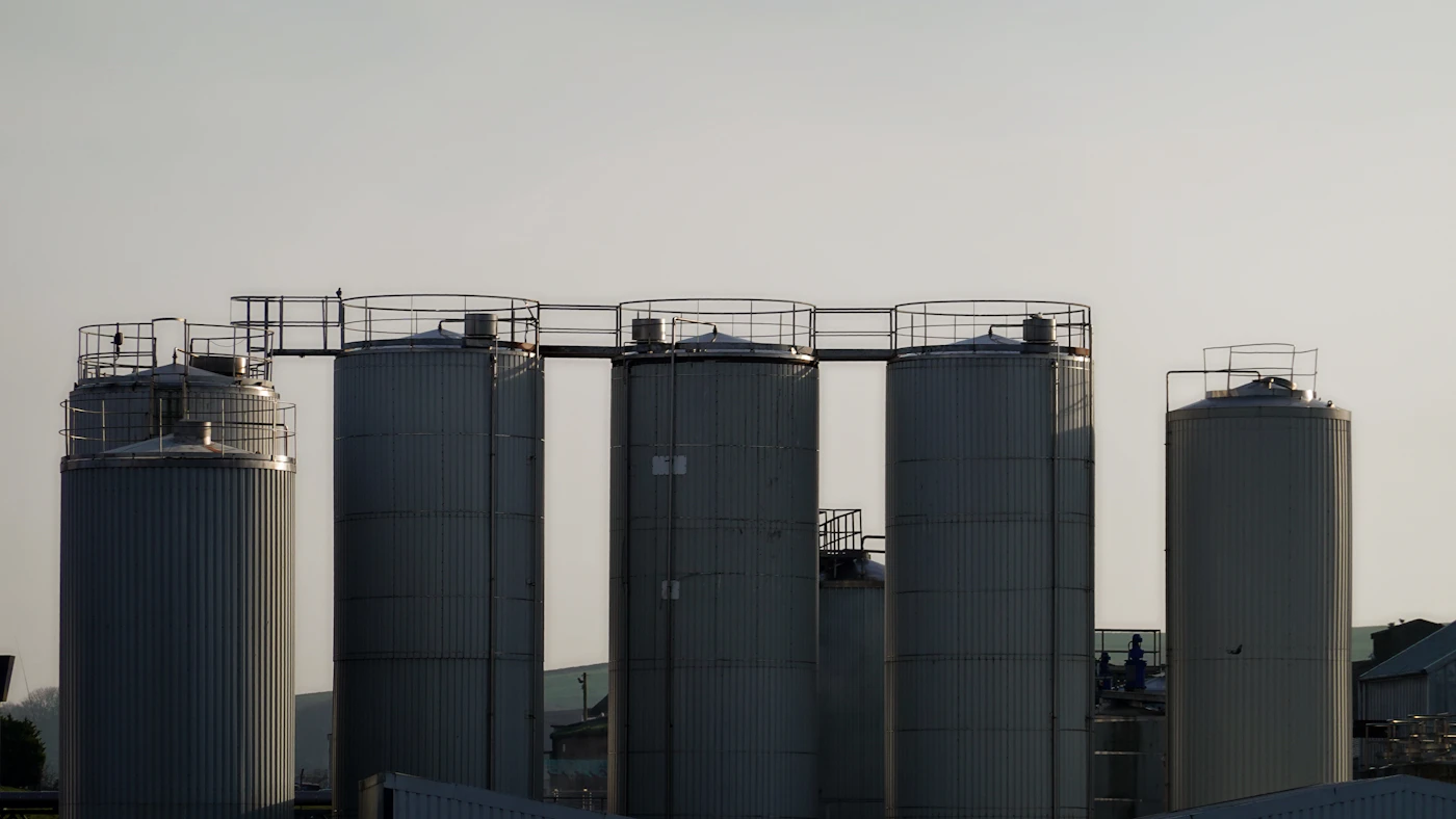 Silos industriais de processamento contra céu claro