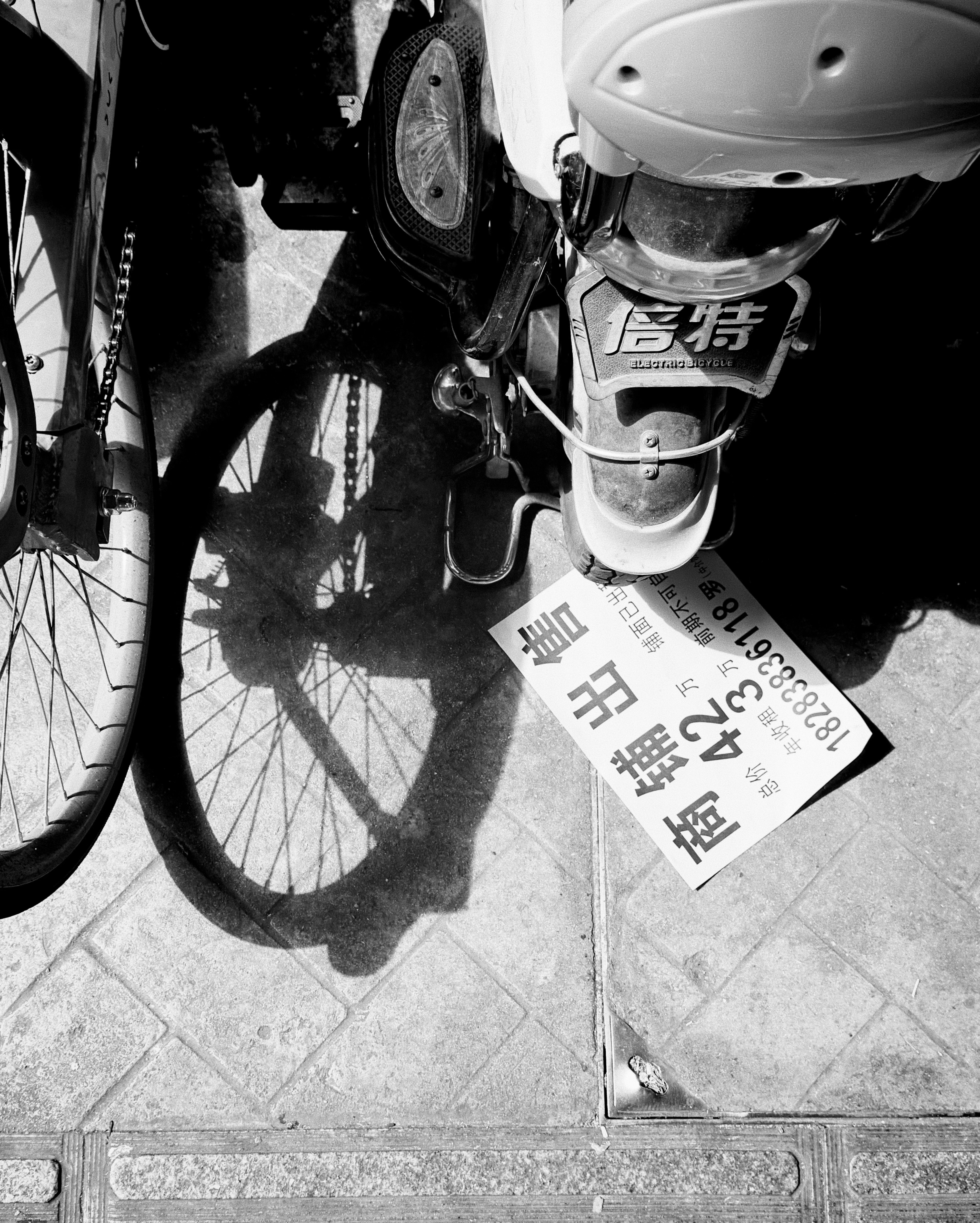 Sapatos de pessoa em uma bicicleta com aviso em papel