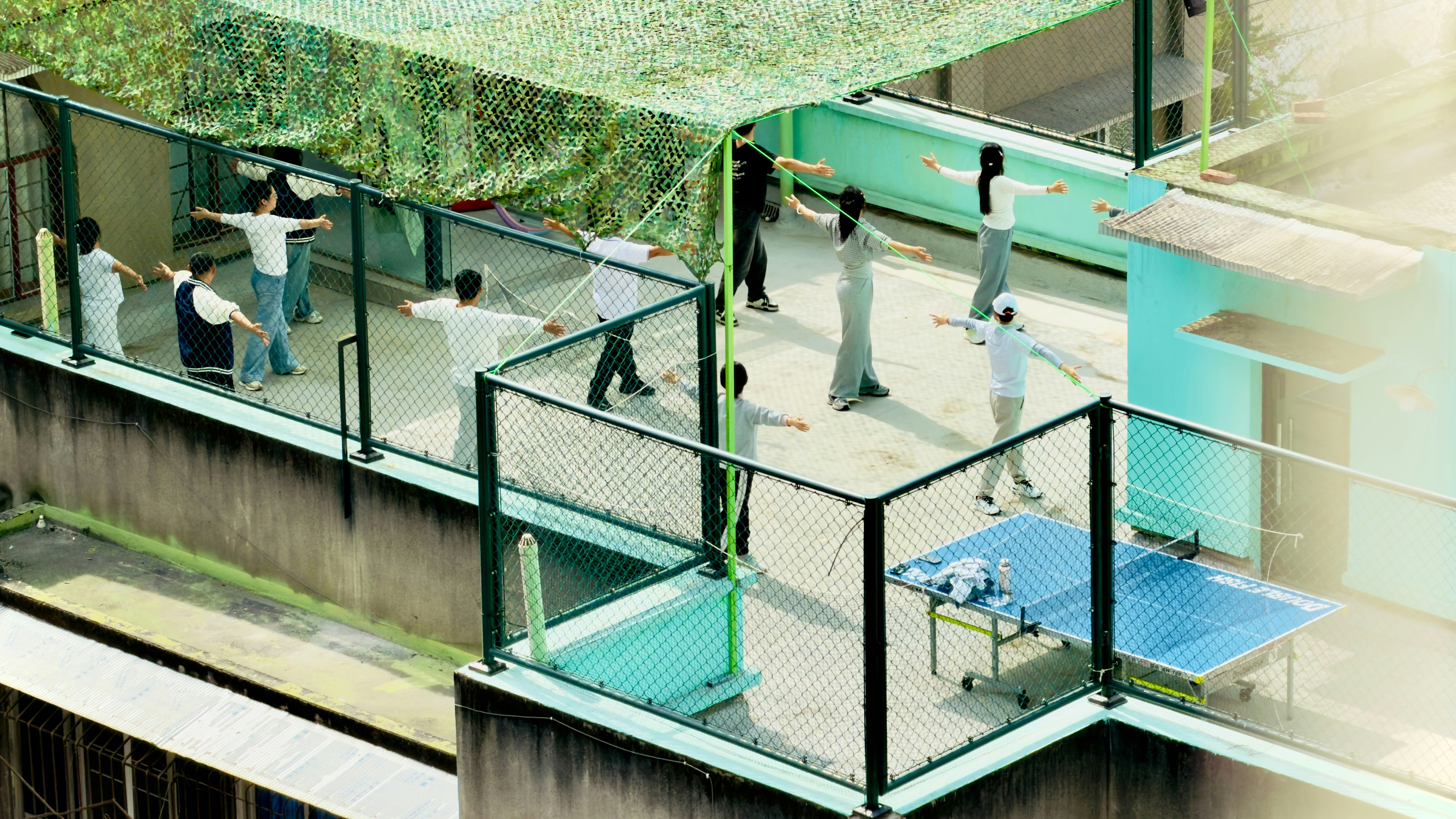 Pessoas praticando yoga em um terraço no terraço
