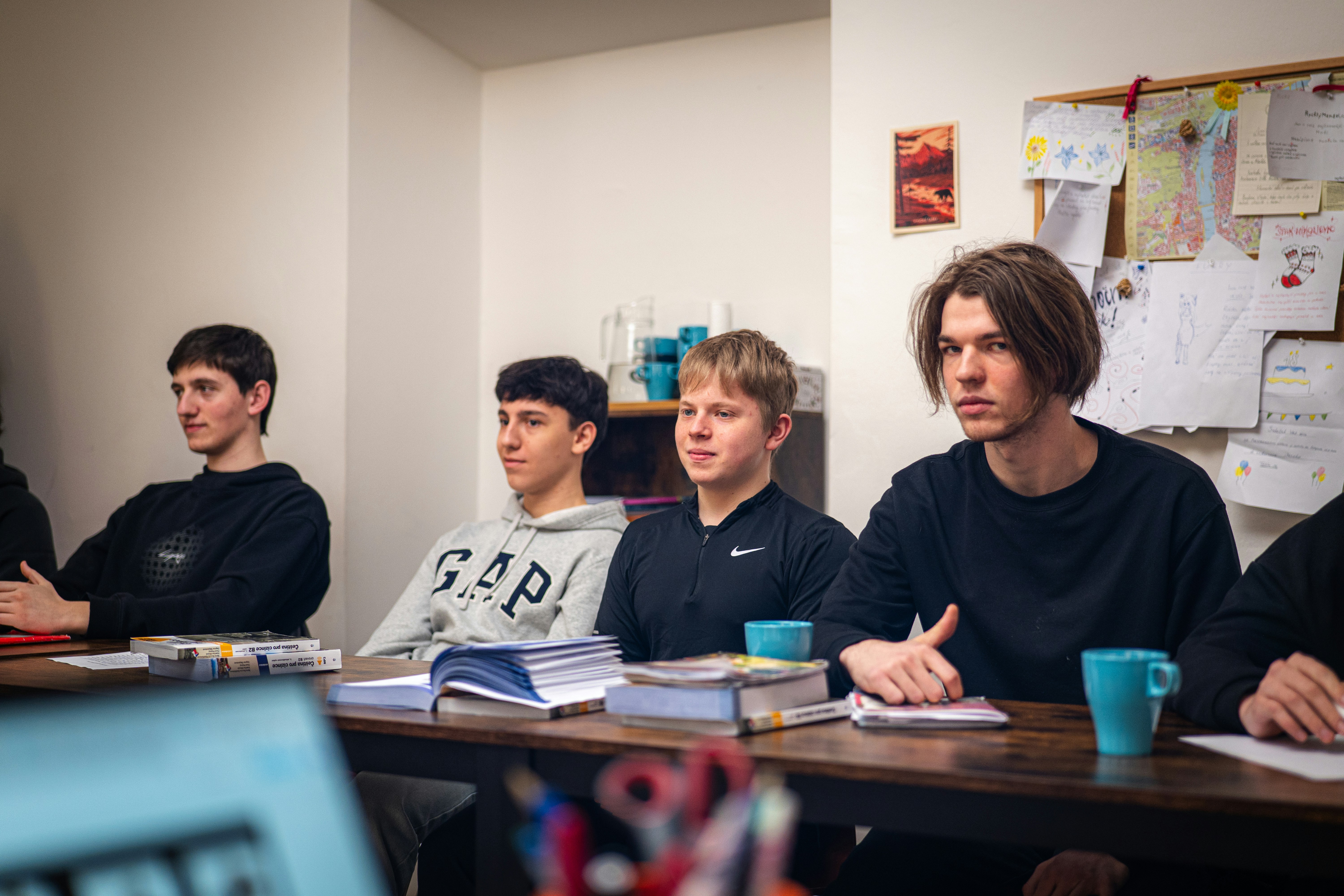 Junge Männer, die aufmerksam im Klassenzimmer zuhören.