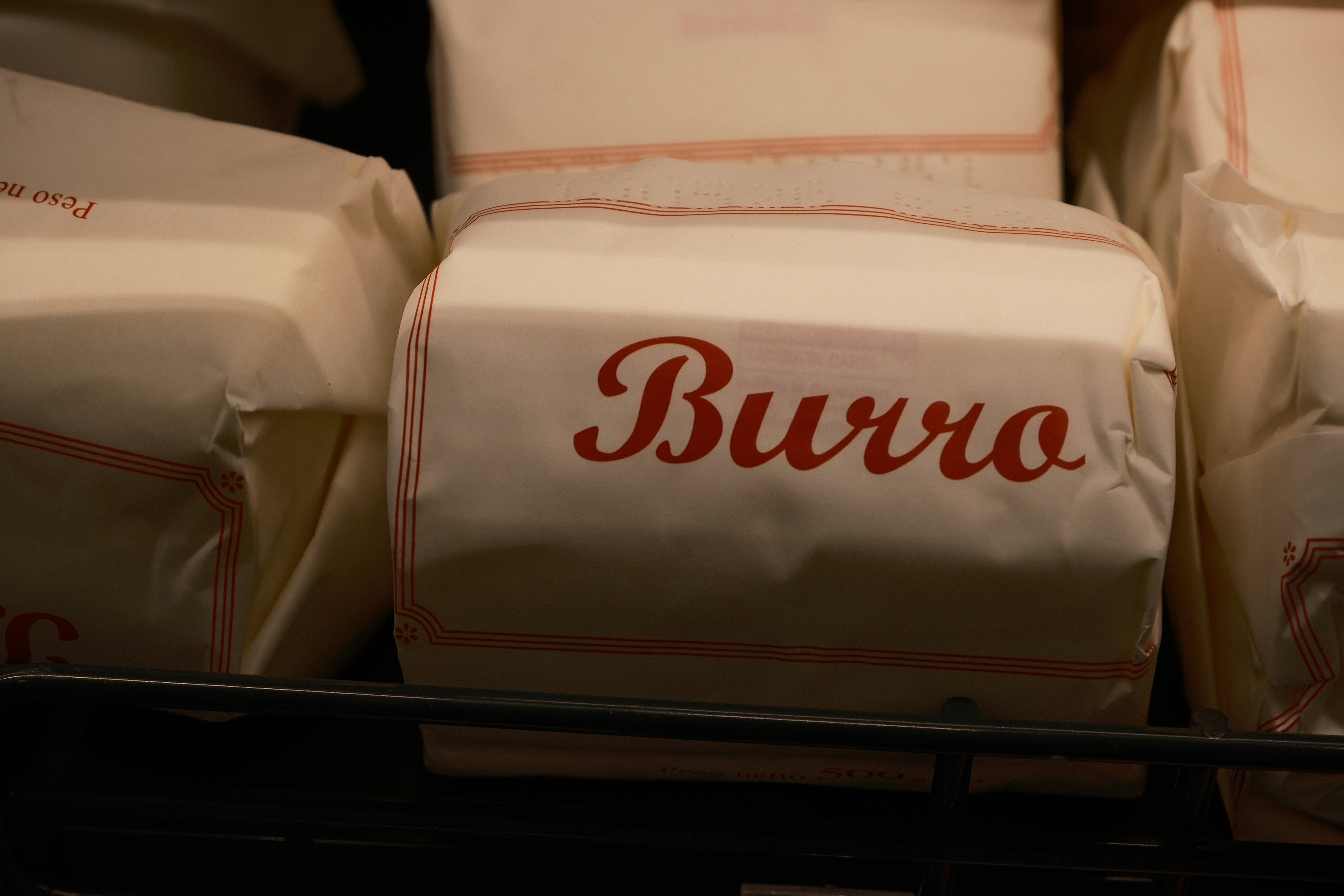 Butterpackungen mit der Aufschrift "Burro" auf einem Regal