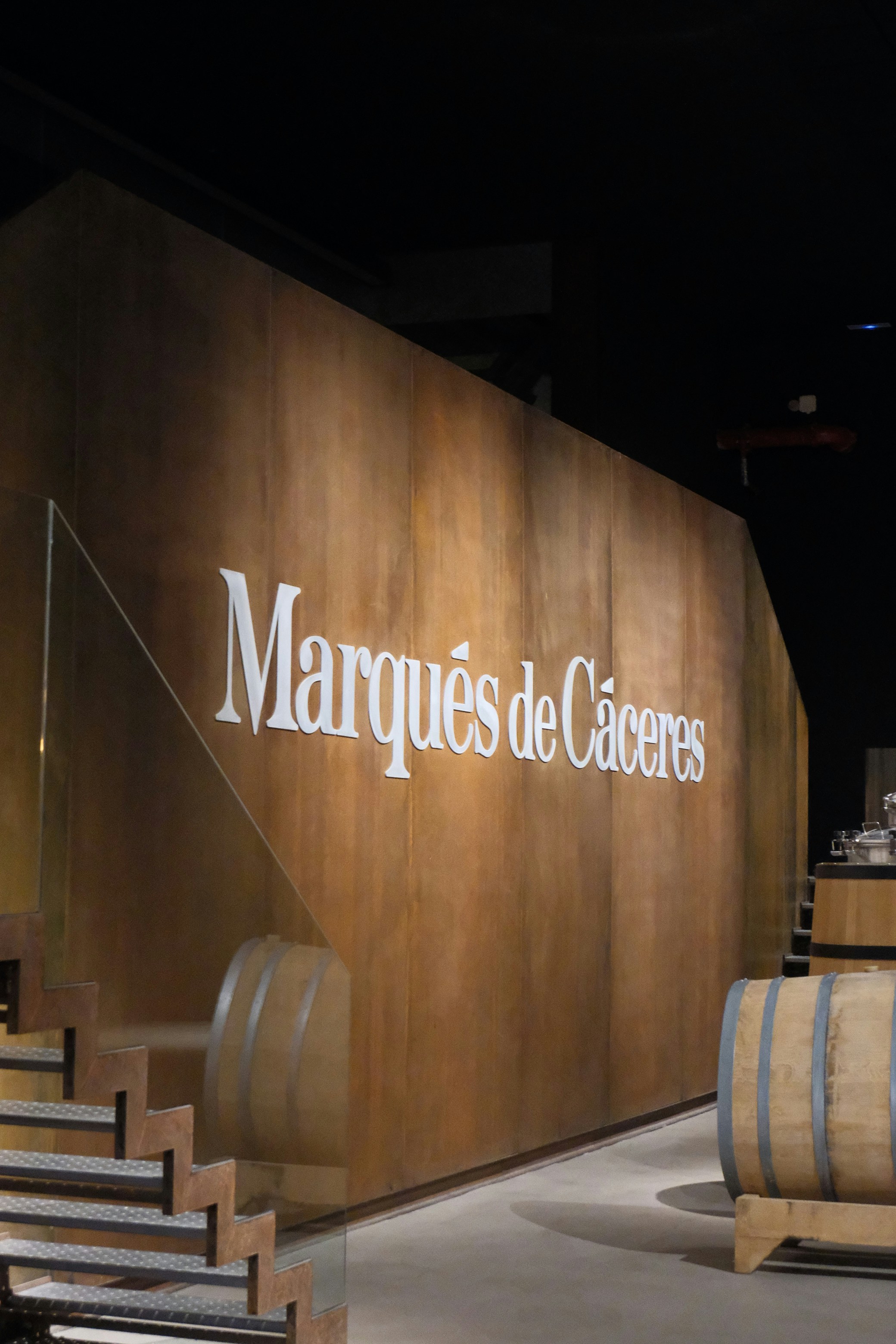 Cartel Marqués de Cáceres con barricas de vino