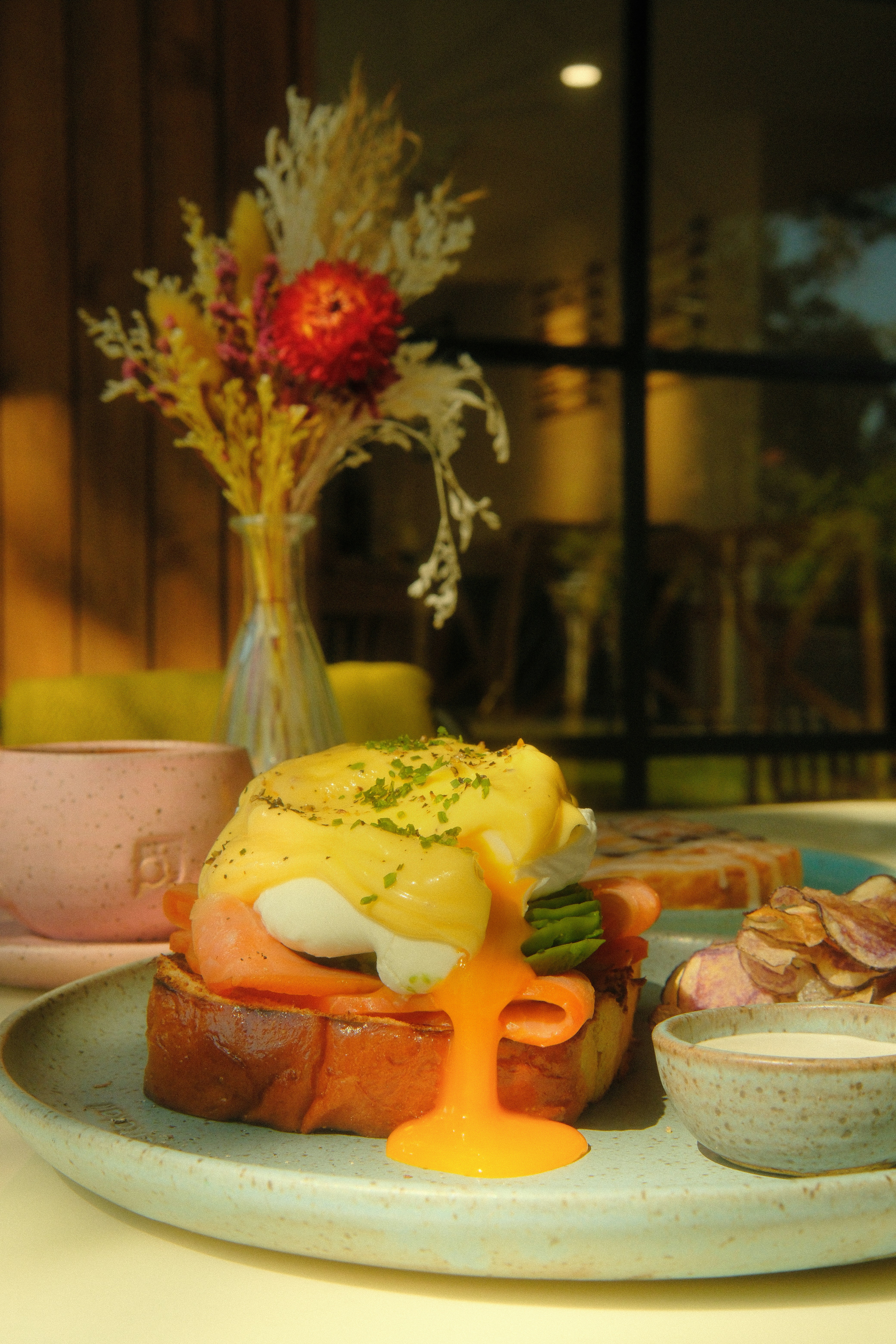 Eggs benedict with smoked salmon and hollandaise sauce.