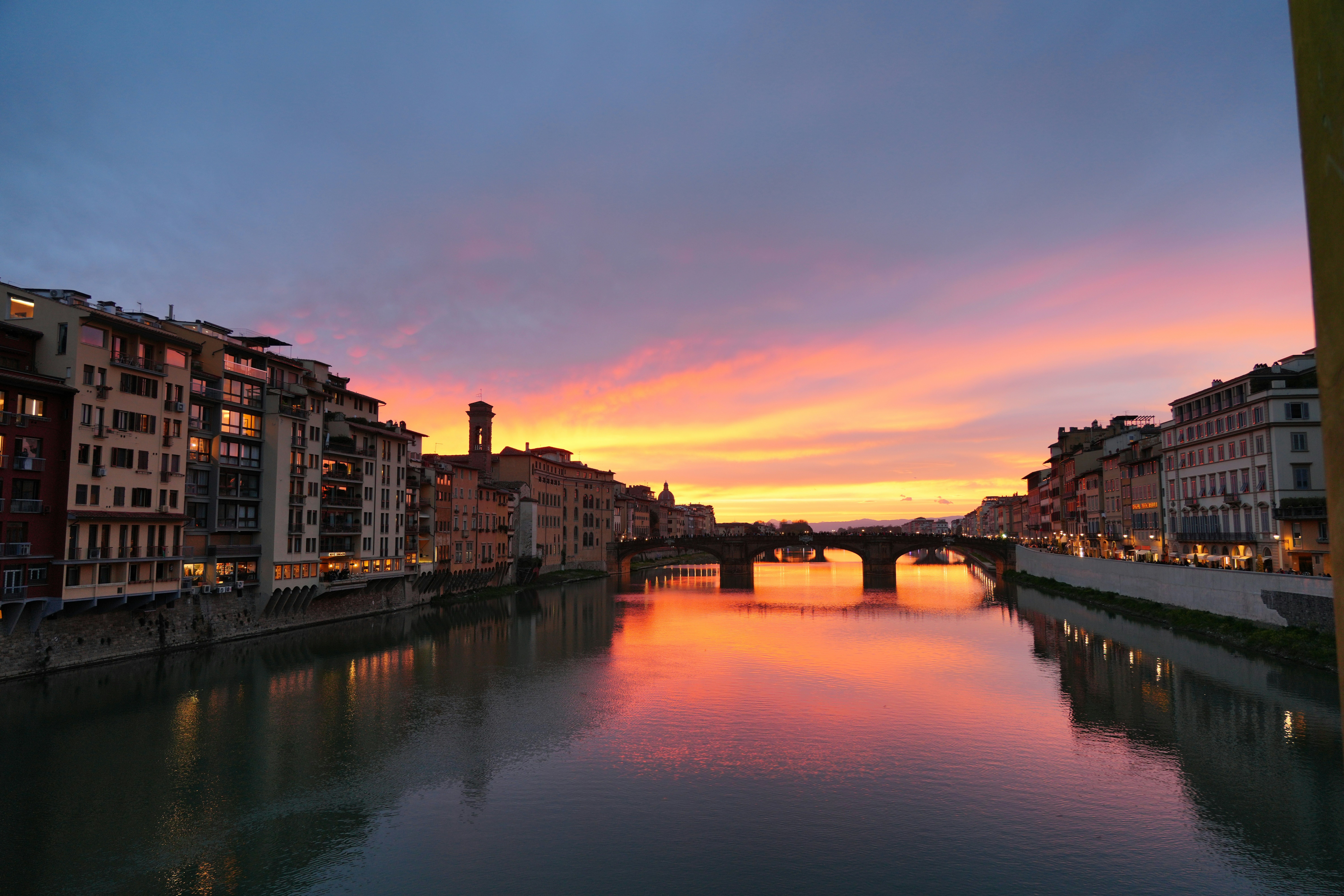 Atardecer colorido sobre un río en una ciudad europea.