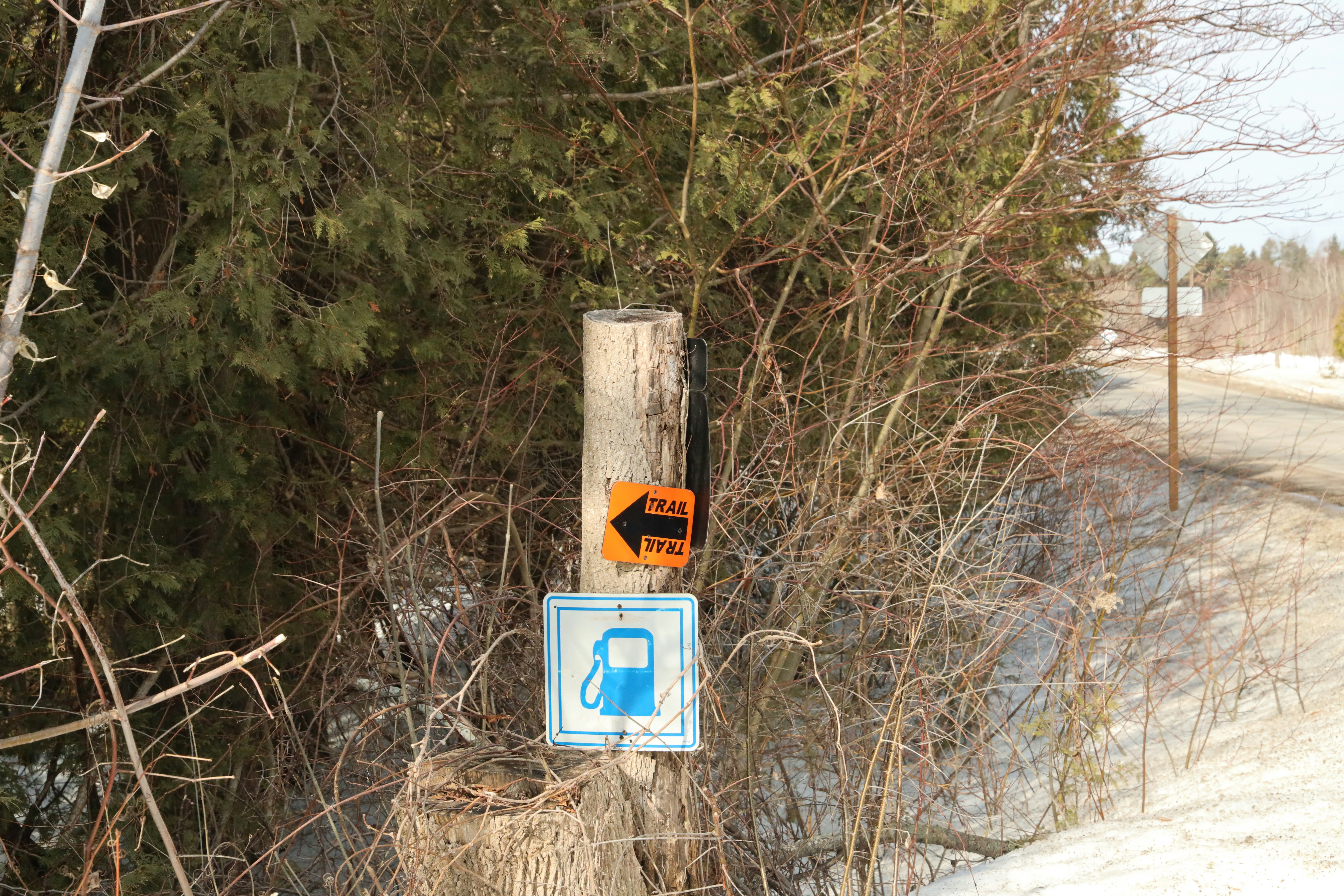 Un panneau avec un symbole et une flèche de station-service.