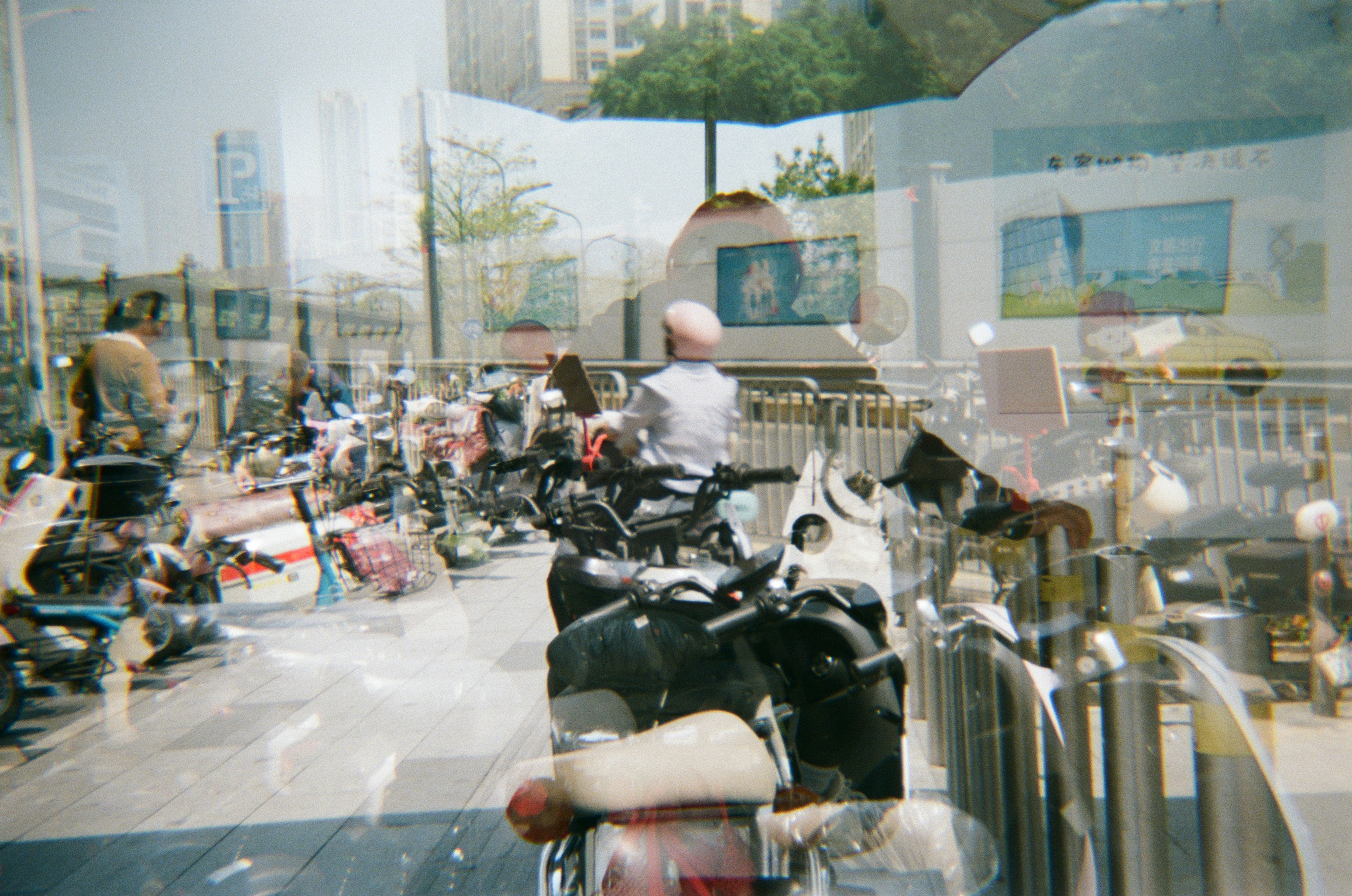 Motos aparcadas en una calle urbana concurrida.