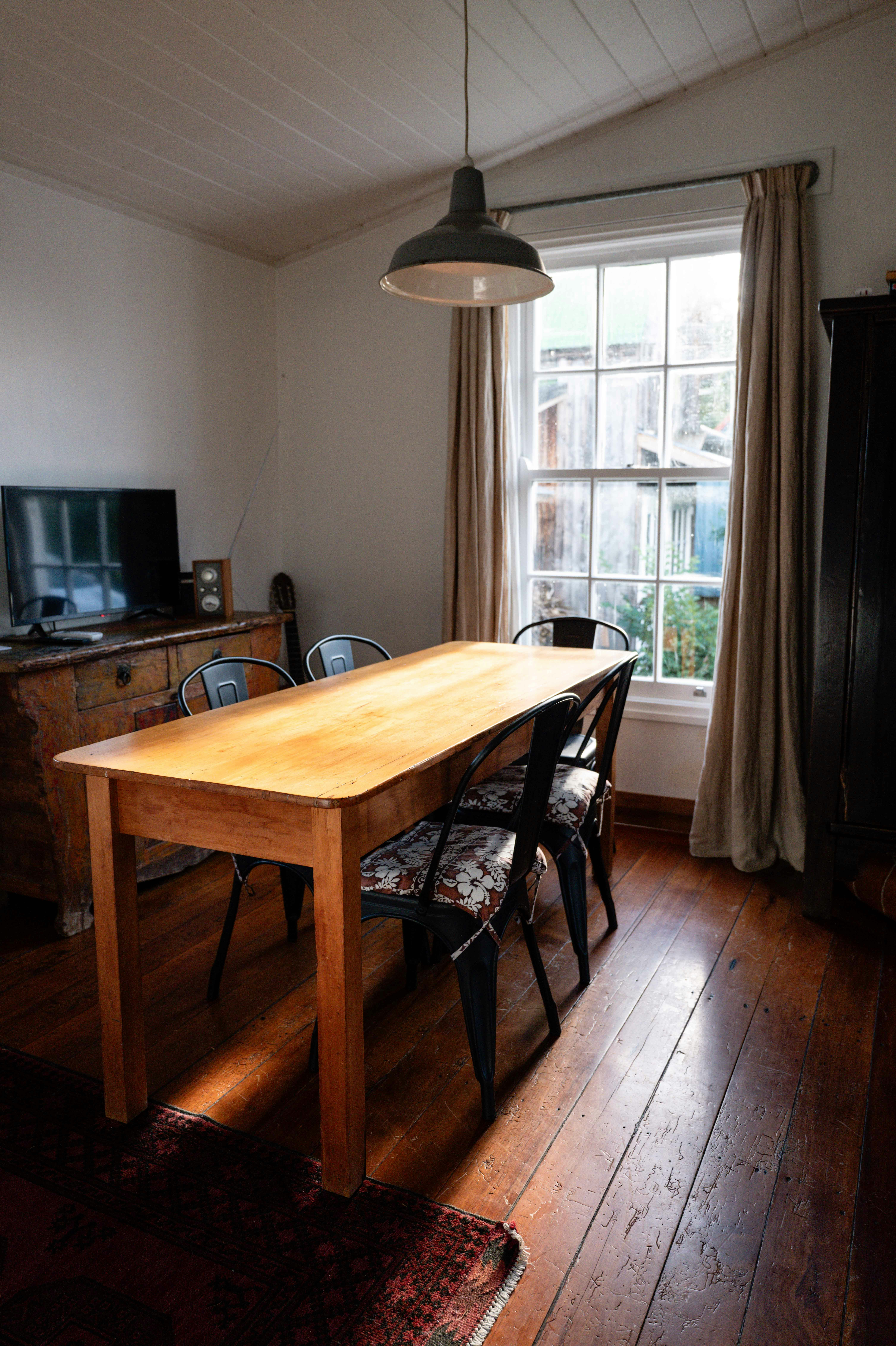 vintage wooden dining table, wallpaper, Unique Vintage Dining Table for Small Kitchen: Best Ideas 6