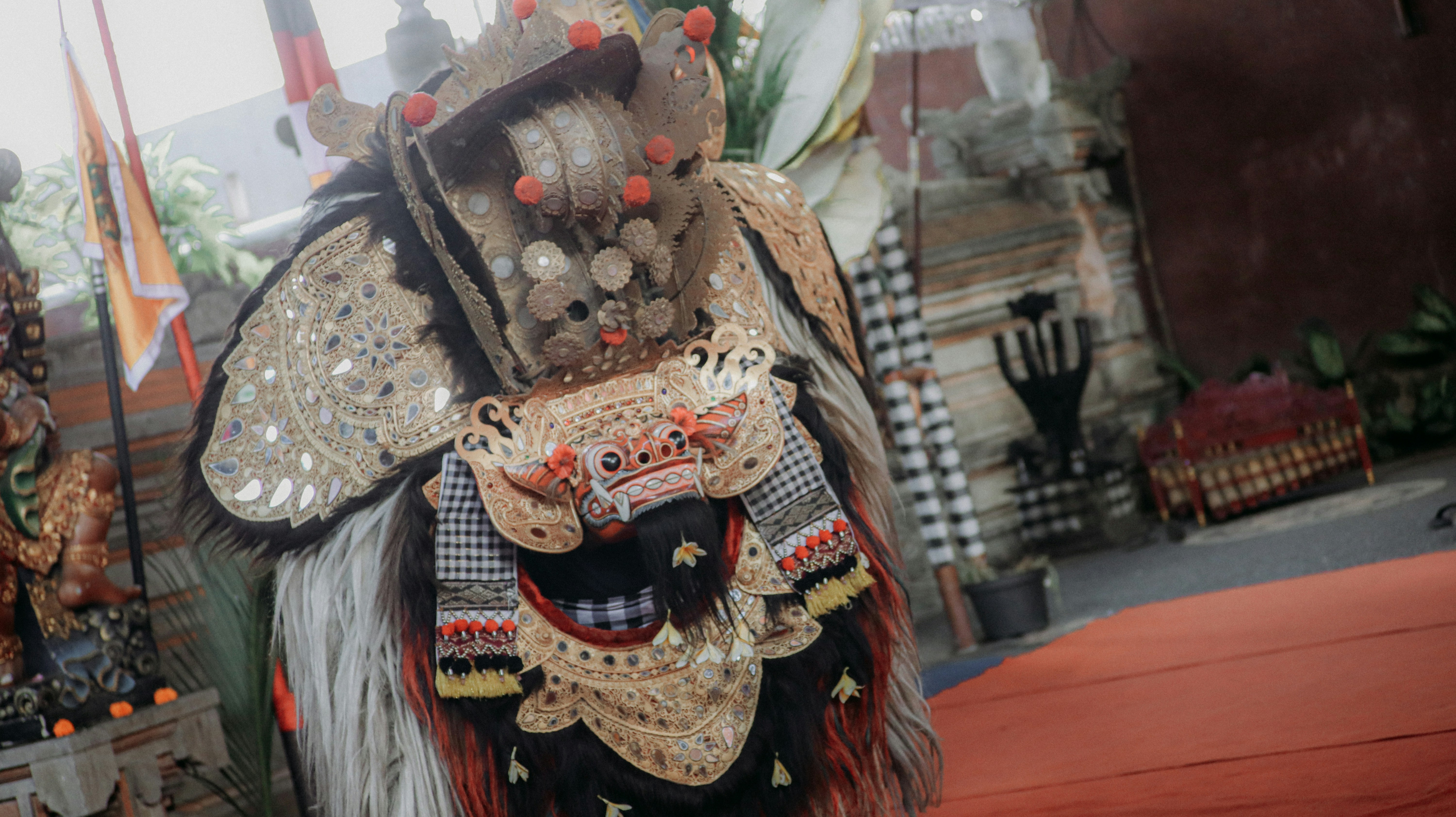 Seorang pemain dengan kostum barong tradisional Bali