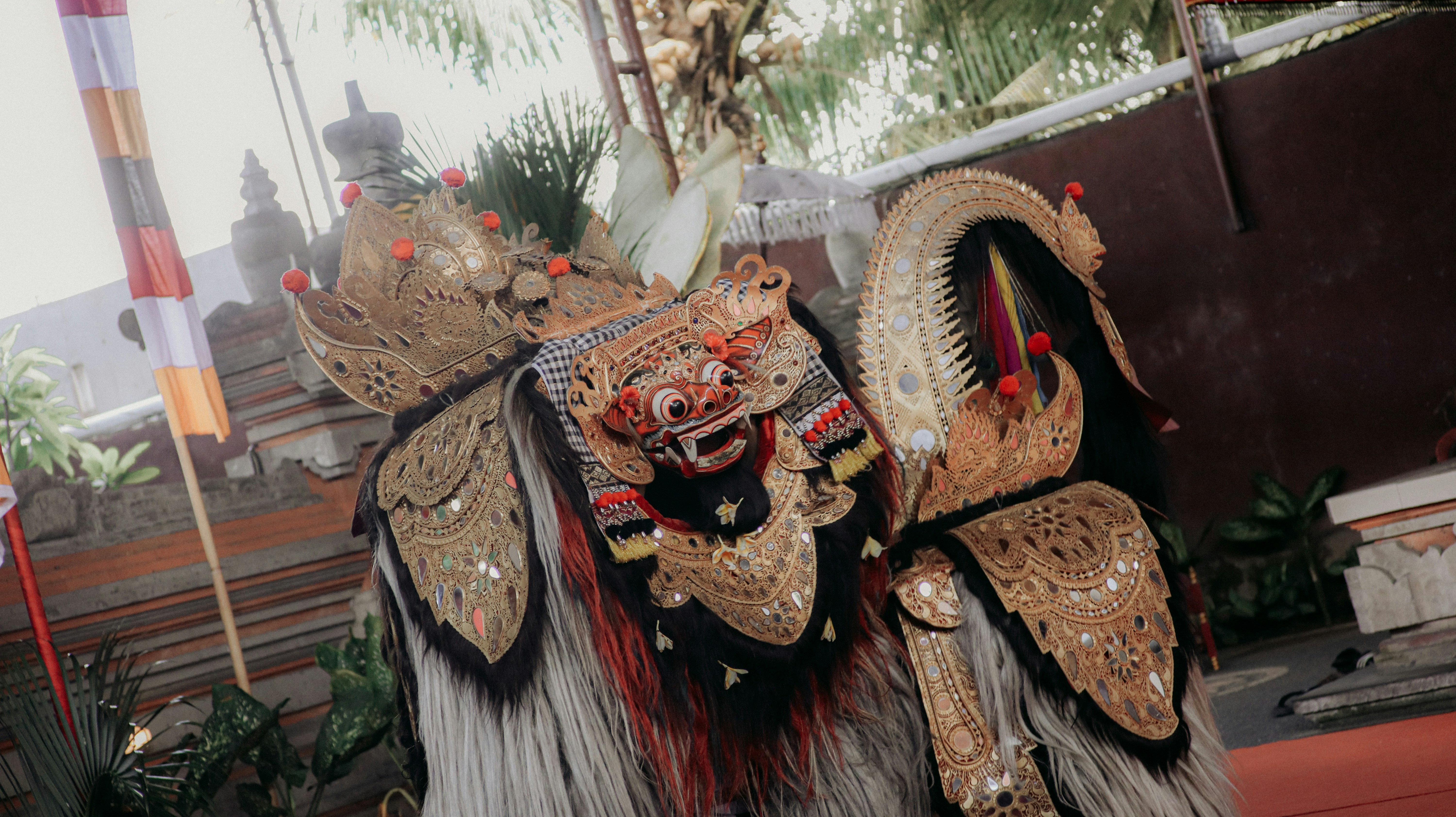 Penari barong tradisional Bali berkostum