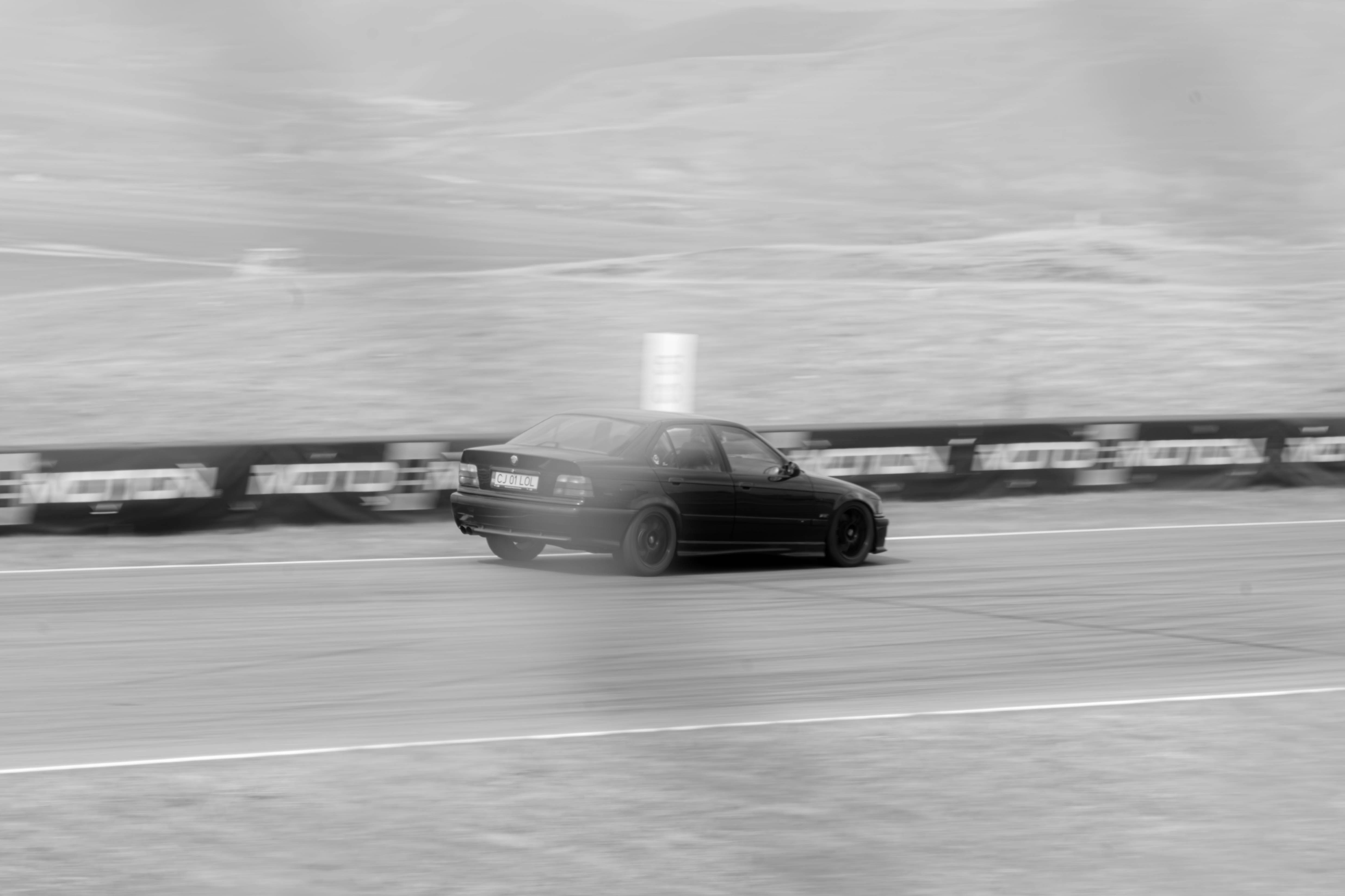 Un'auto nera che corre a tutta velocità su una pista.
