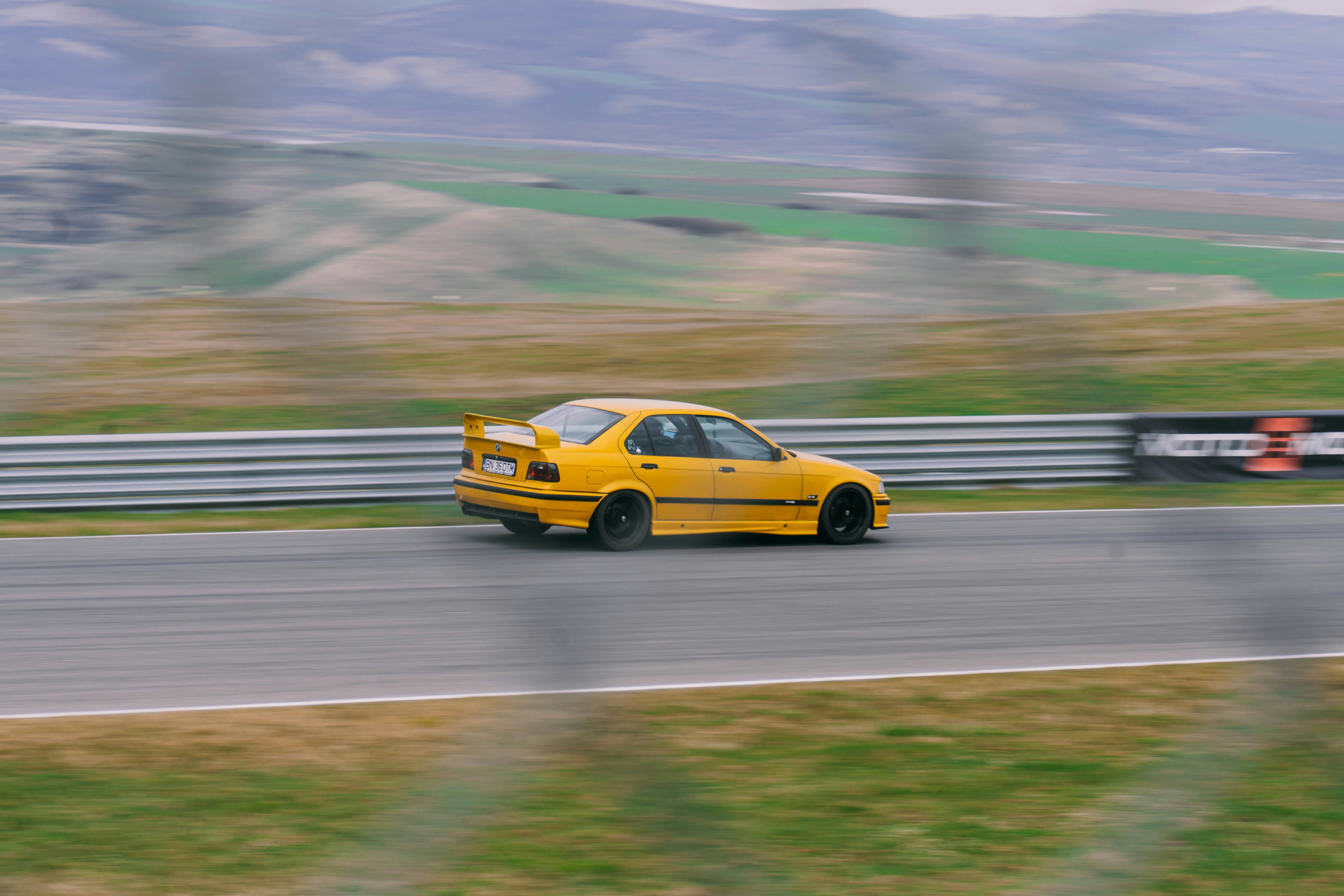 Auto da corsa gialla che eccesso su una pista