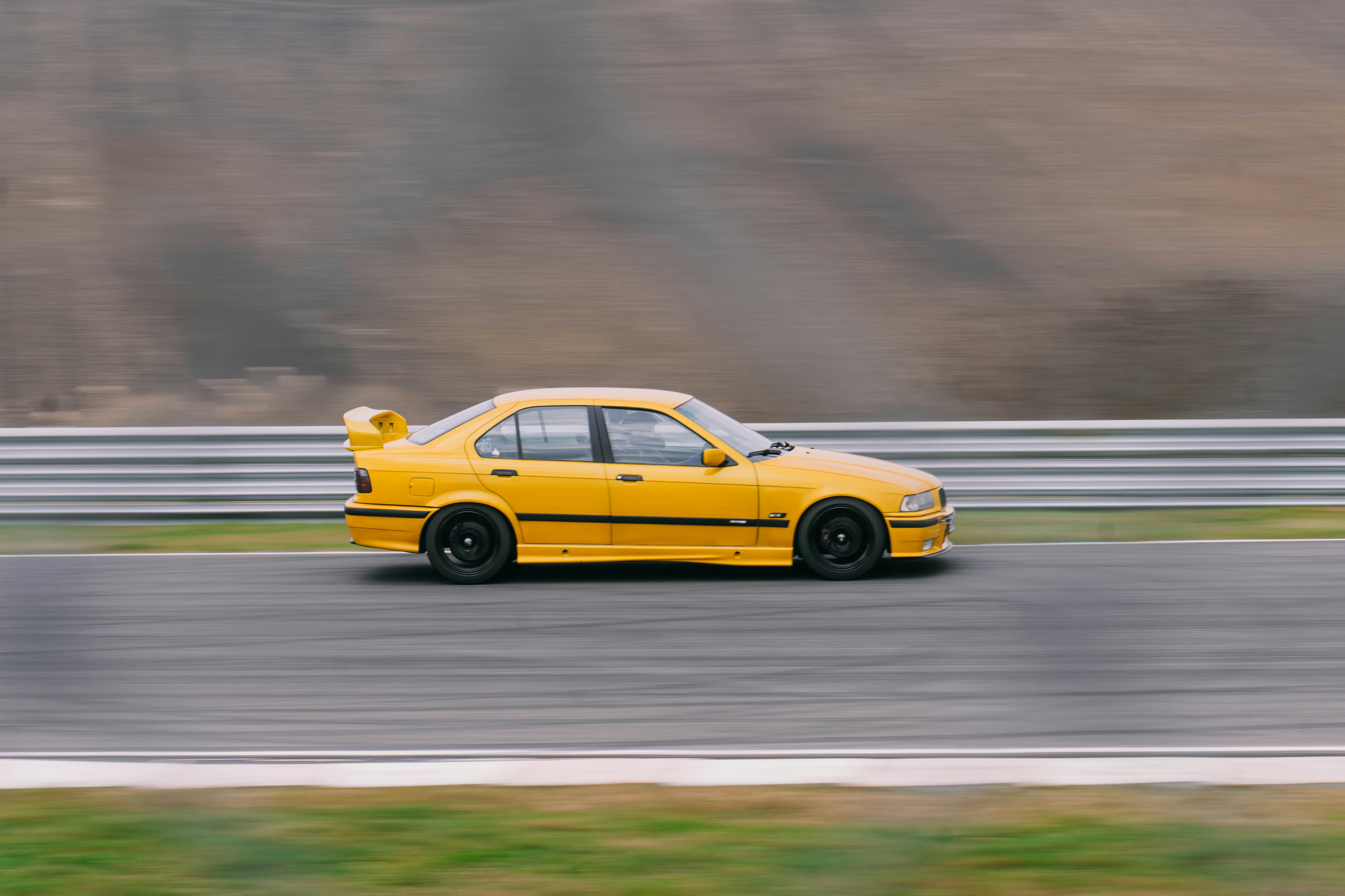 Una berlina gialla in gara su una pista