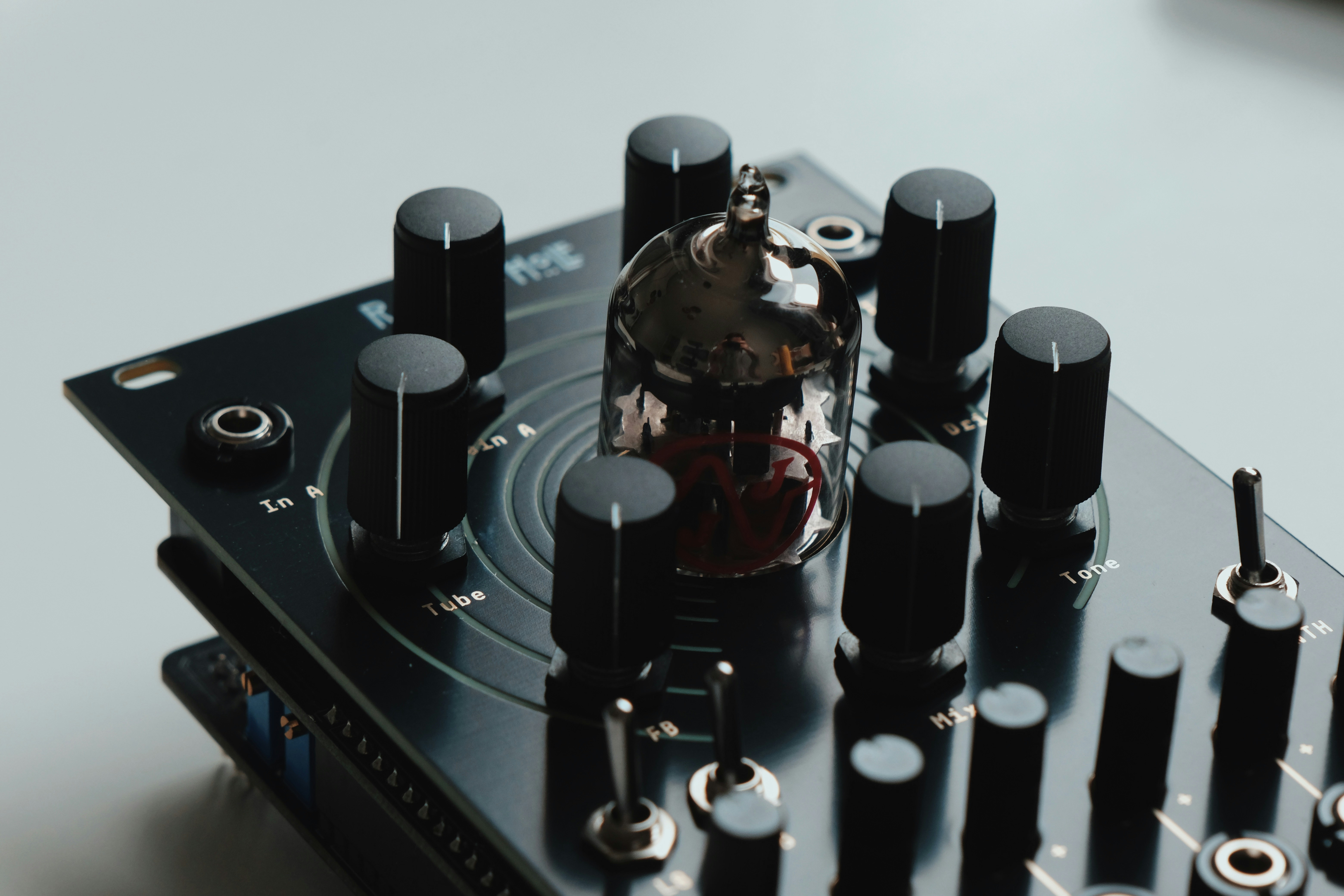 Electronic device with vacuum tube and knobs