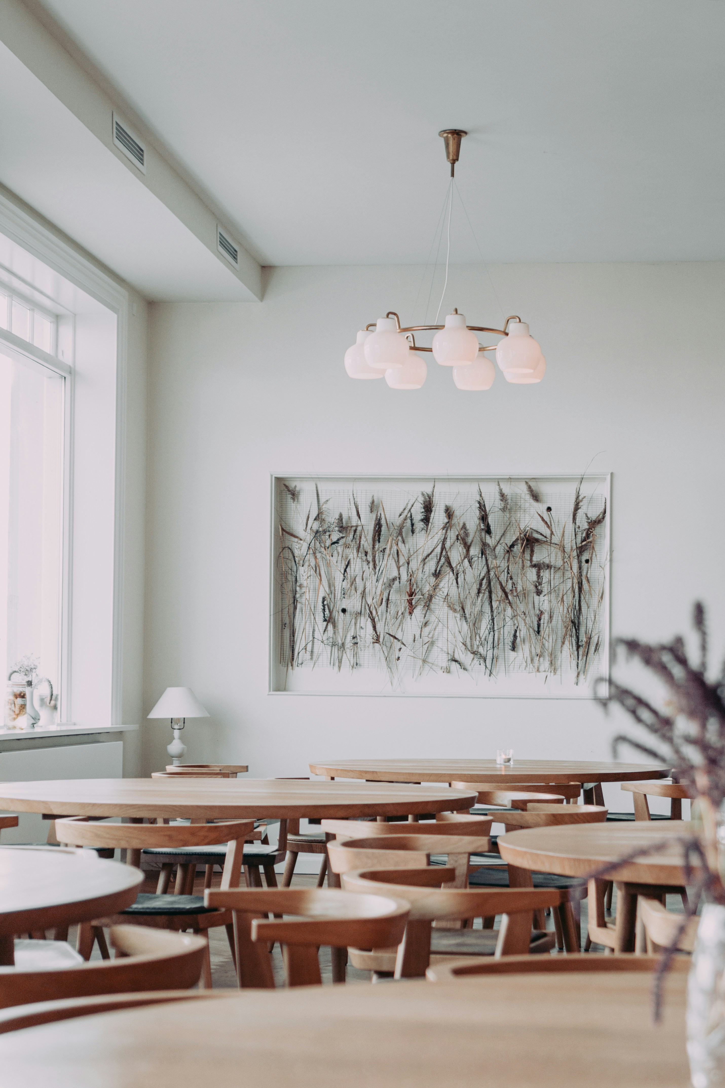 Ruang makan modern dengan seni abstrak dan meja kayu.