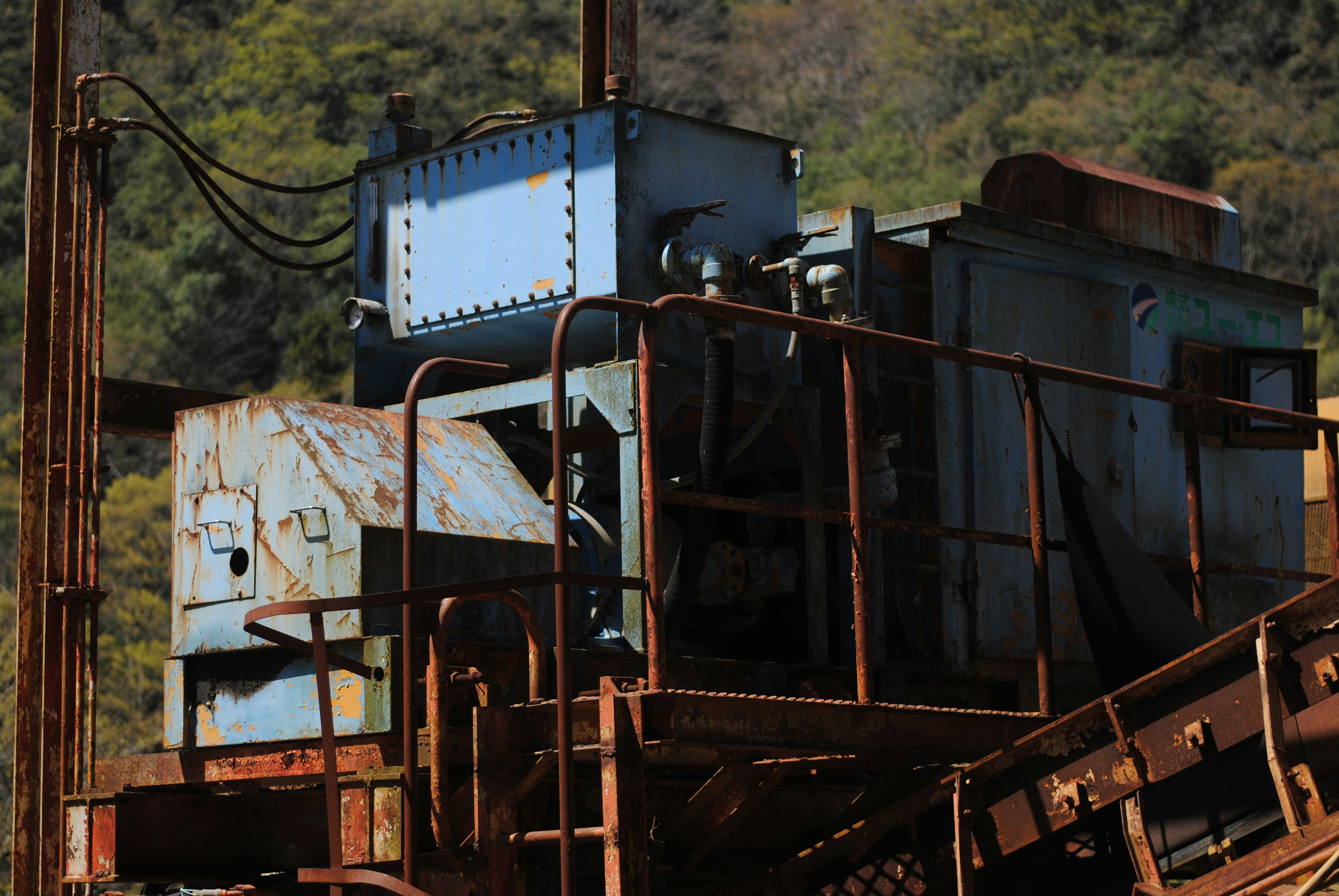 Maquinaria industrial antigua con óxido y escombros