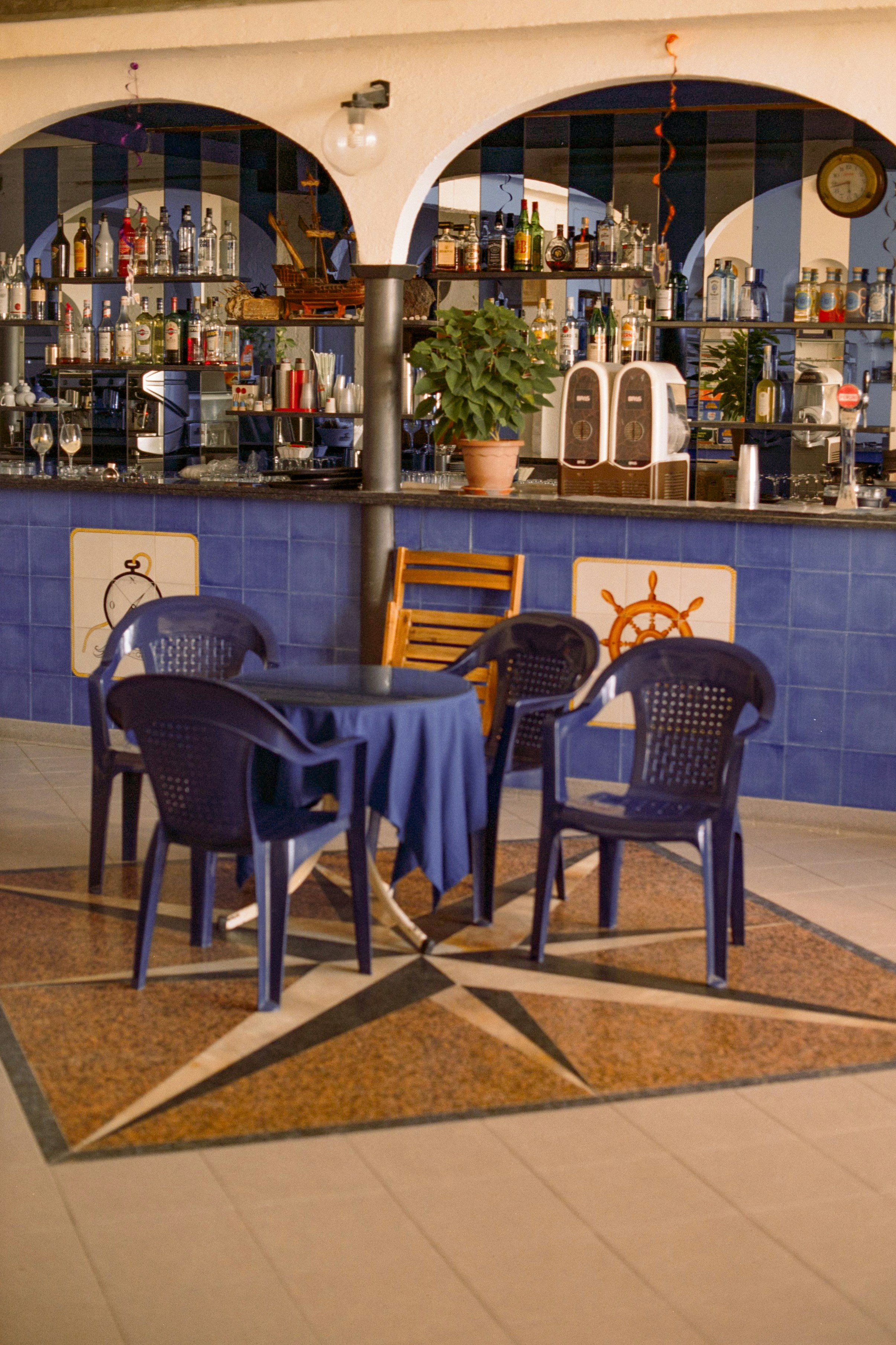 Leere Bar mit blauen Stühlen und Tischen