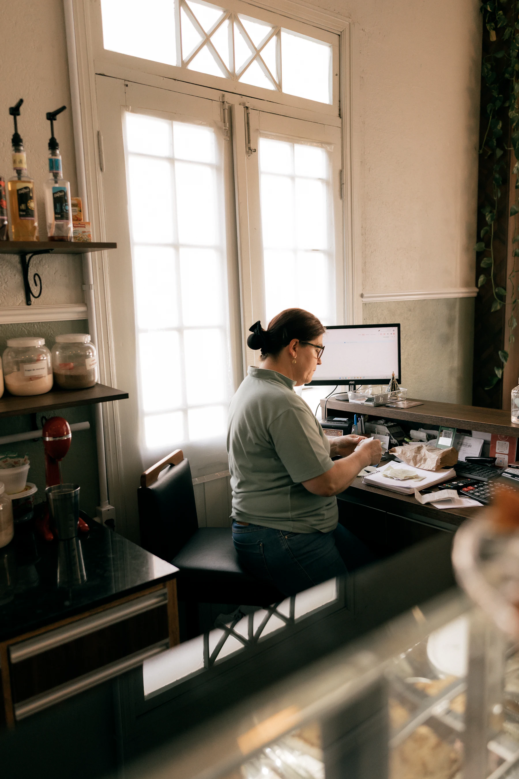 Ondernemer pakt bestellingen in aan een bureau