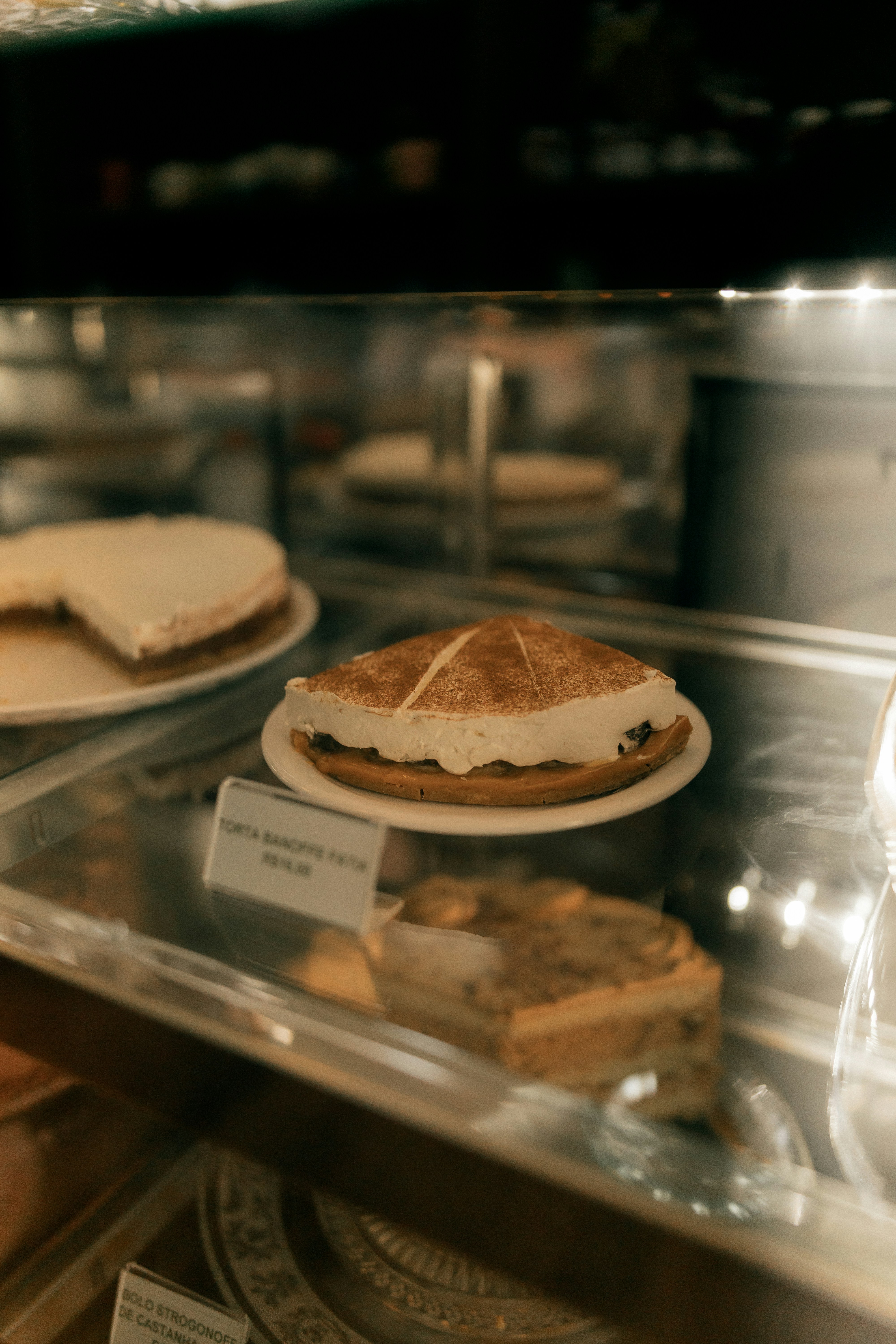 Un pastel se expone en una vitrina refrigerada.