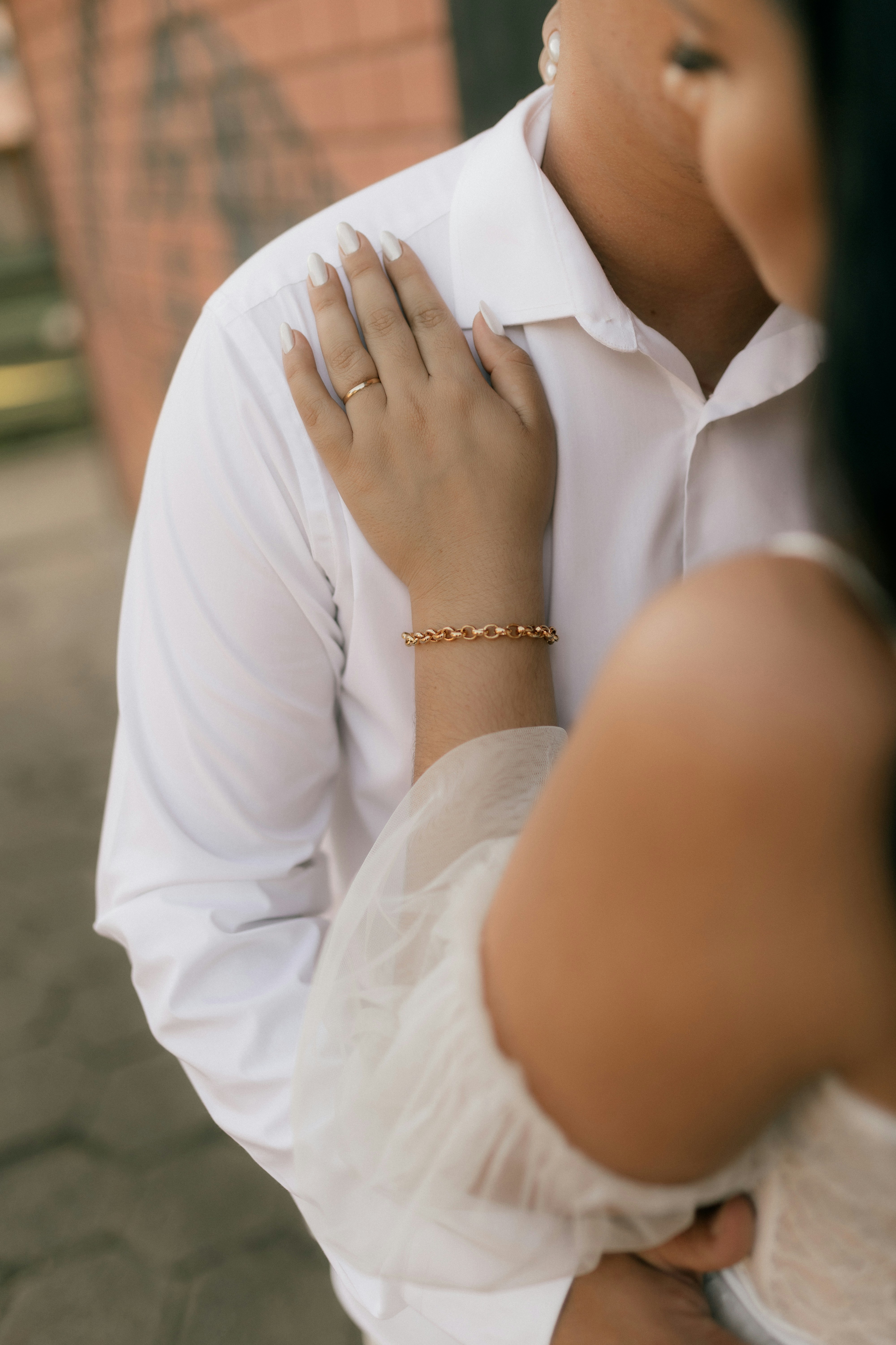 カップルが肩に手を置いて抱き合う