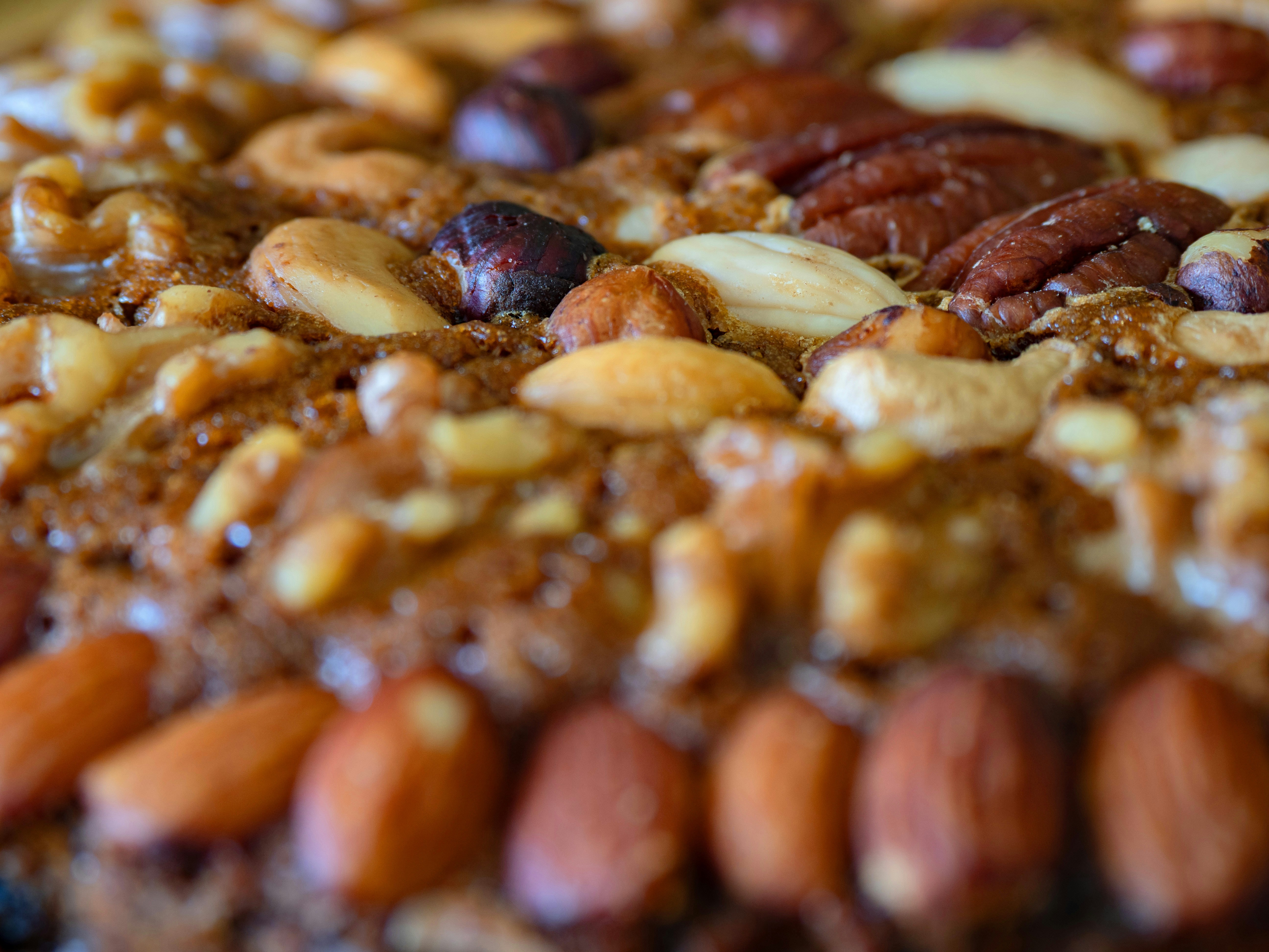 Close-up kue dengan berbagai macam kacang.