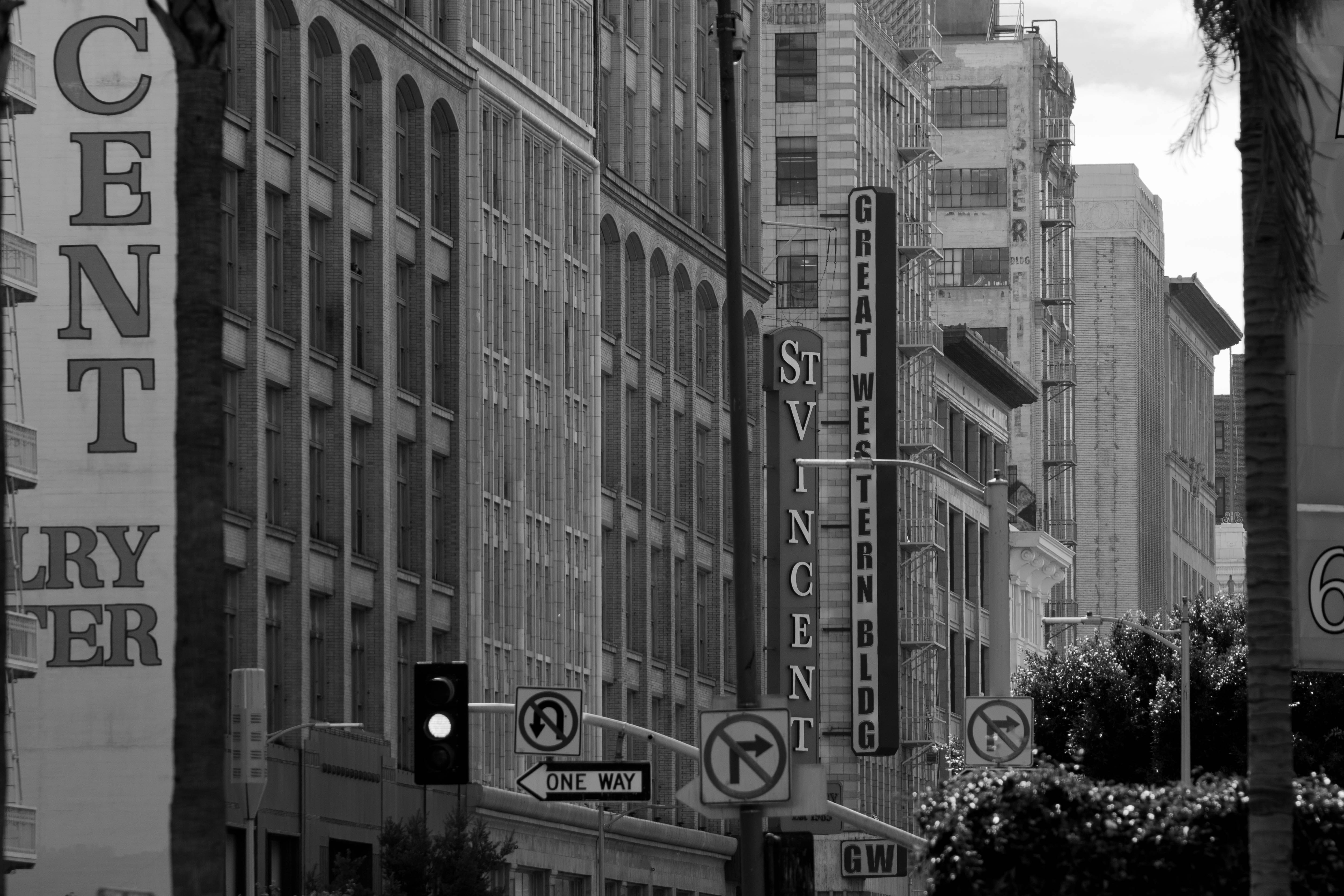 Vista en blanco y negro de edificios y señales de la ciudad.