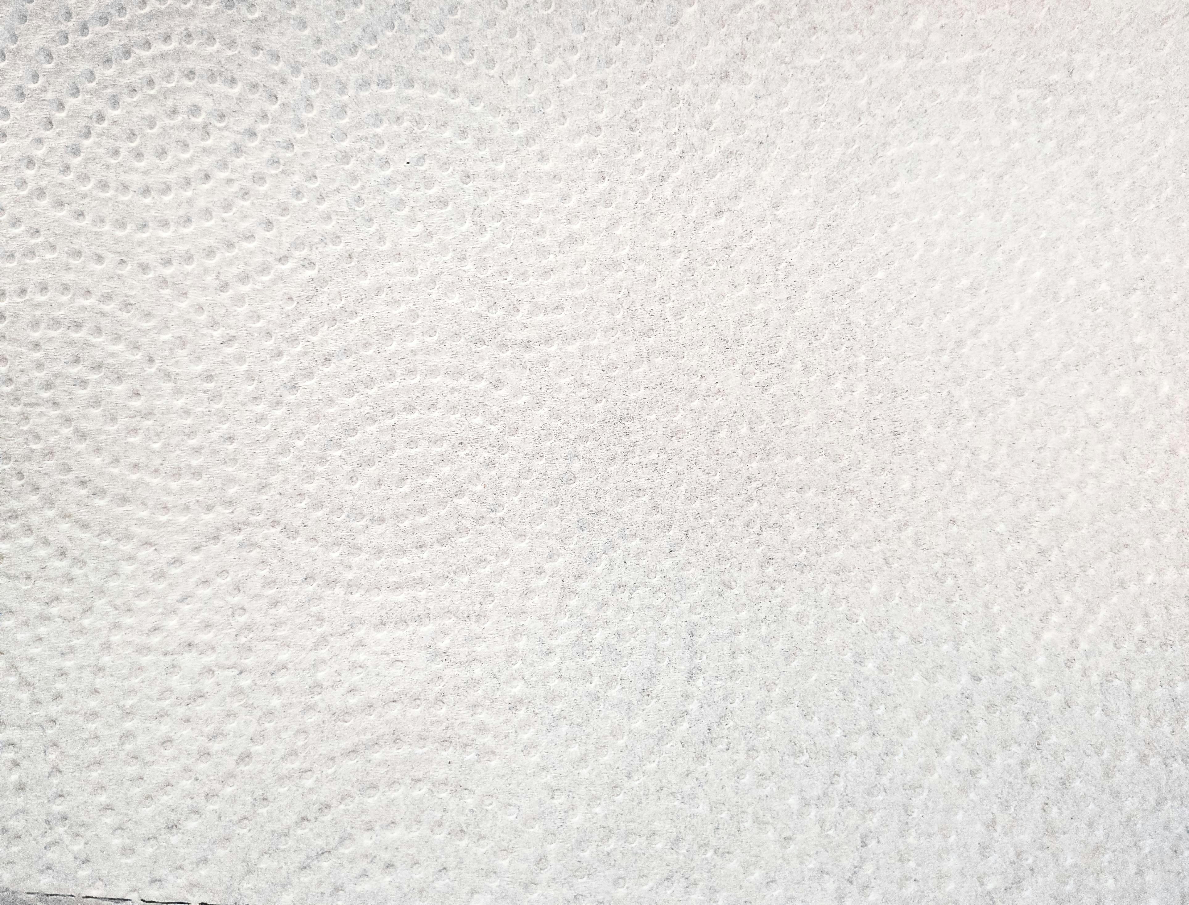 Un gros plan sur la texture d’un essuie-tout blanc.