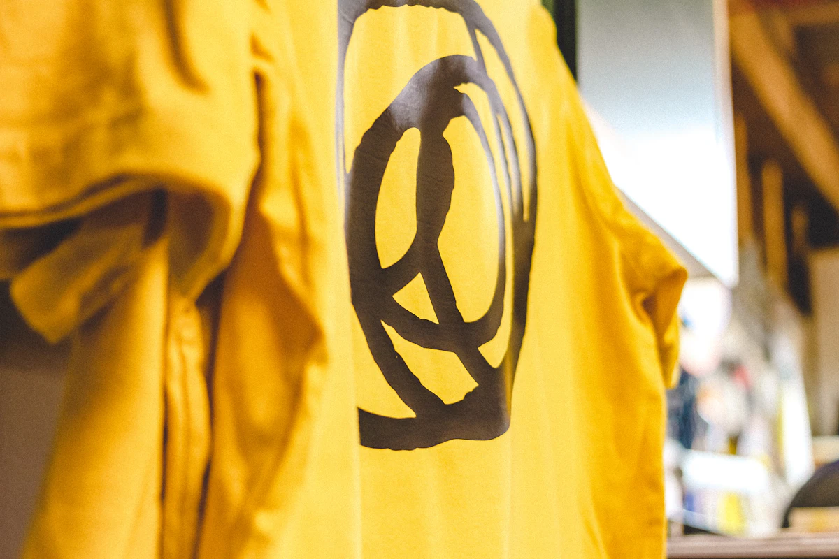 Kaos kuning terang dengan cetakan di workshop press baju