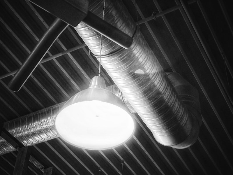Condutas de ventilação e AVAC num teto comercial